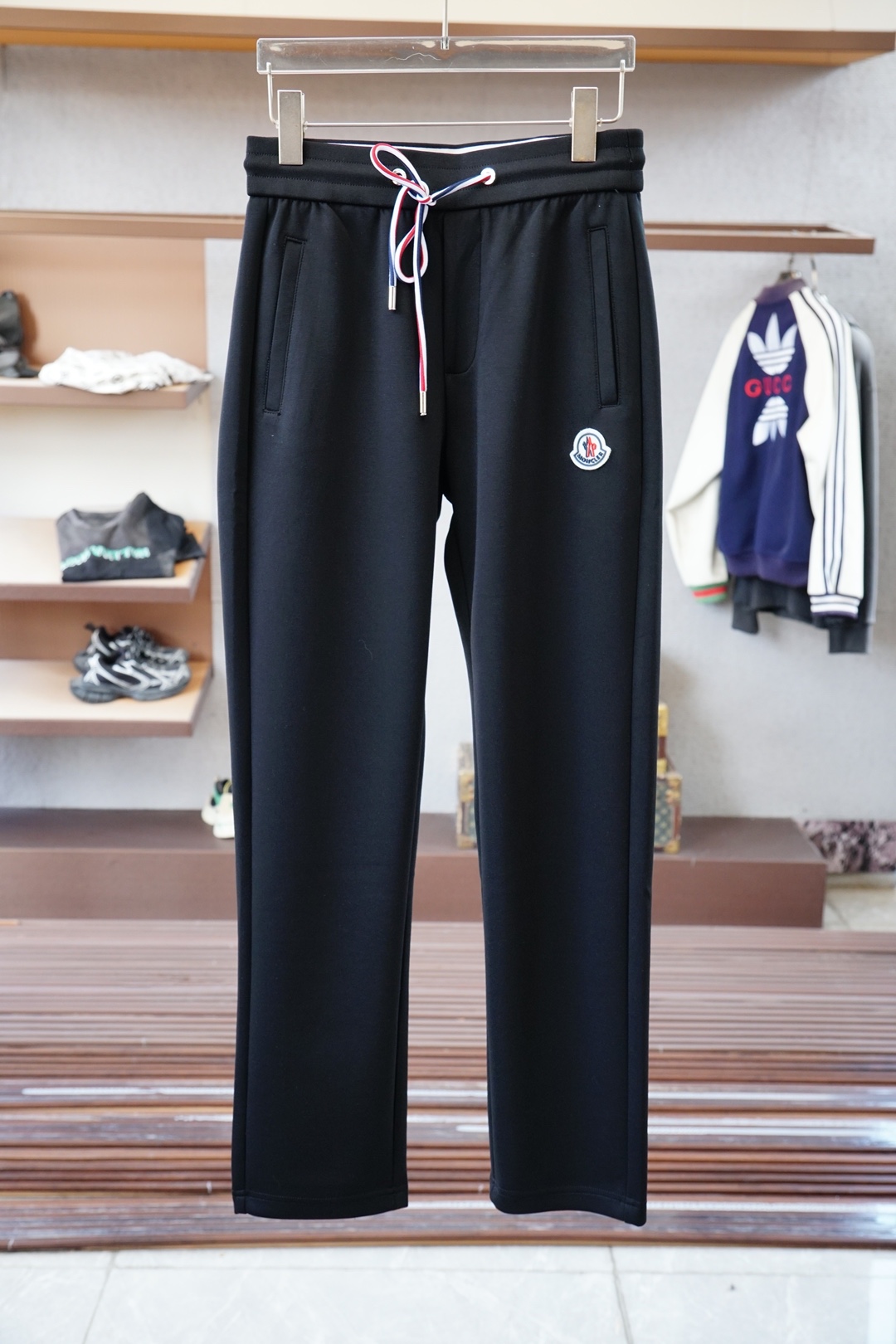 NO:568497,Mengkou 2025 summer men's casual pants, fine cotton and spandex fabric casual pants, the latest upper body style is invincible!  You can definitely close your eyes and close your eyes. This type of pants is very versatile and has an elastic waist. It can be worn in daily work and outdoor sports. It is the perfect combination of fashion, leisure and outdoor sports, so it is your best choice whether you wear it daily or outdoors. Extreme comfort and quick perspiration are the most popular focus, improving the wearing comfort. It is suitable for aerobic exercise and cross-country running. This type of running casual pants has an extremely wide range of applications, allowing you to naturally maintain your love for sports in the summer, and can also be worn in leisure life.  Size M-3XL, color black, Moncler, alexander wang19860909蒙口 2025 夏款男士休闲裤 细棉加氨纶面料休闲裤,最新款上身版型无敌正！ 绝对可以闭眼收的一款 此款裤子非常百搭,弹力腰围,日常上班 户外运动都可以穿着,是时尚休闲与户外运动的完美结合,所以无论您平时穿或者户外穿都是您的最佳选择. 极致舒适和快速排汗是备受青睐的重点,提升穿着舒适度,适合有氧运动和越野跑条件下穿着,此款是一件适用范围极其广泛的跑步休闲裤,让你在夏天自然可以保持对运动热爱,也可以在休闲生活中穿着 尺码M-3XL, 颜色黑色,,Moncler,alexander wang,Men's clothing