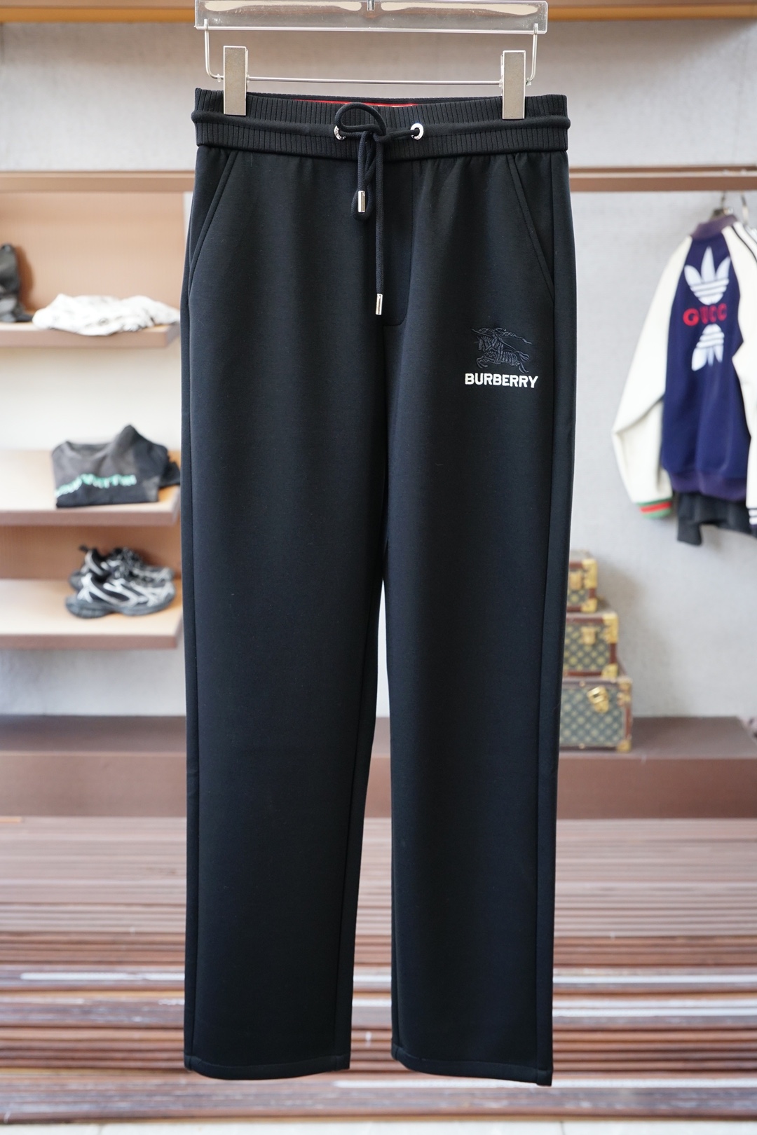 NO:568492,BBR Burberry/2025 Summer Men's Casual Pants Fine cotton and spandex fabric casual pants, the latest upper body style is invincible!  You can definitely close your eyes and close your eyes. This type of pants is very versatile and has an elastic waist. It can be worn in daily work and outdoor sports. It is the perfect combination of fashion, leisure and outdoor sports, so it is your best choice whether you wear it daily or outdoors. Extreme comfort and quick perspiration are the most popular focus, improving the wearing comfort. It is suitable for aerobic exercise and cross-country running. This type of running casual pants has an extremely wide range of applications, allowing you to naturally maintain your love for sports in the summer, and can also be worn in leisure life.  Size M-3XL, color black, burberry, alexander wang19860909BBR巴宝莉/ 2025 夏款男士休闲裤 细棉加氨纶面料休闲裤,最新款上身版型无敌正！ 绝对可以闭眼收的一款 此款裤子非常百搭,弹力腰围,日常上班 户外运动都可以穿着,是时尚休闲与户外运动的完美结合,所以无论您平时穿或者户外穿都是您的最佳选择. 极致舒适和快速排汗是备受青睐的重点,提升穿着舒适度,适合有氧运动和越野跑条件下穿着,此款是一件适用范围极其广泛的跑步休闲裤,让你在夏天自然可以保持对运动热爱,也可以在休闲生活中穿着 尺码M-3XL, 颜色黑色,,burberry,alexander wang,Men's clothing