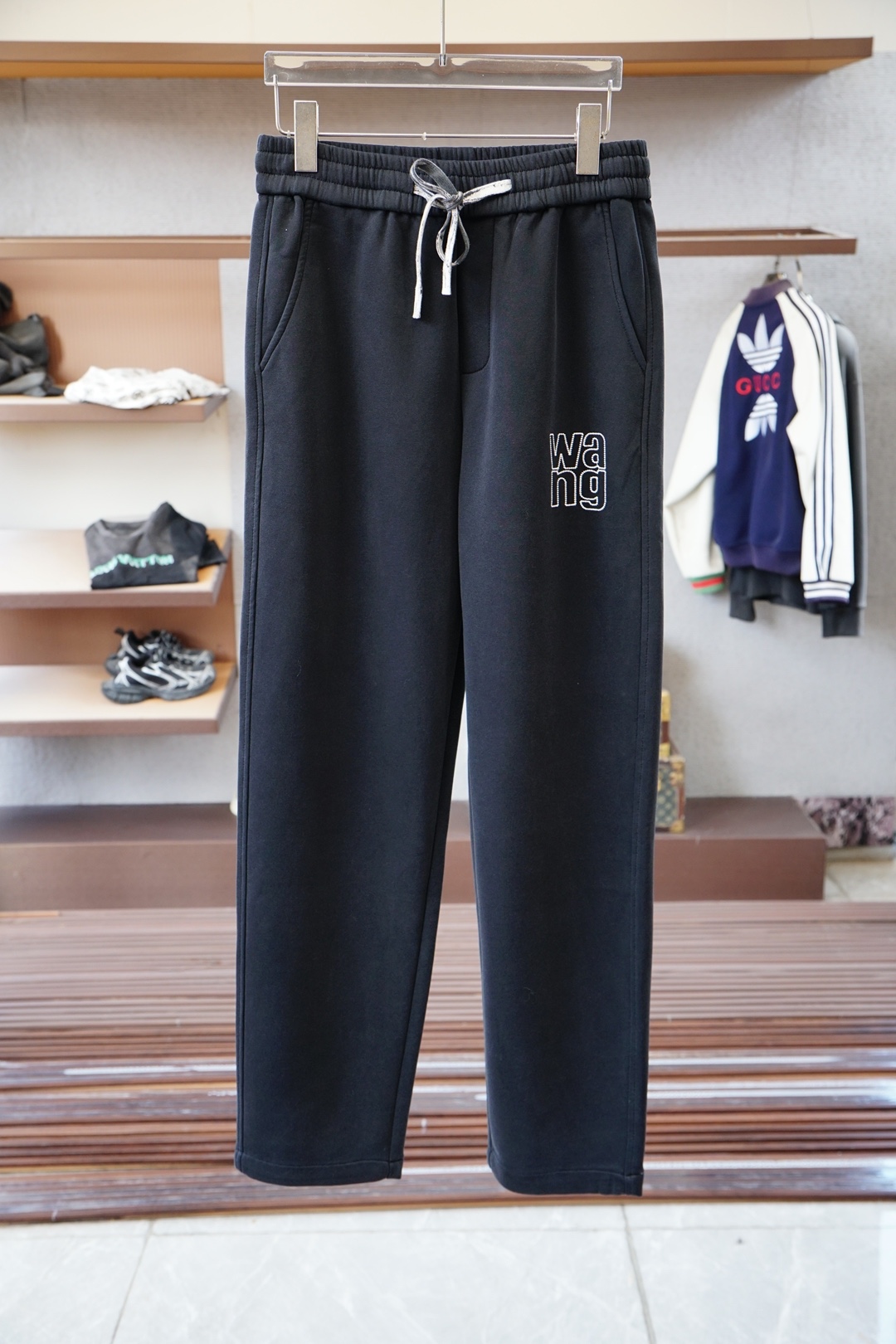 NO:568491,Wang 2025 Summer Men's Casual Pants Fine cotton and spandex fabric casual pants, the latest upper body style is invincible!  You can definitely close your eyes and close your eyes. This type of pants is very versatile and has an elastic waist. It can be worn in daily work and outdoor sports. It is the perfect combination of fashion, leisure and outdoor sports, so it is your best choice whether you wear it daily or outdoors. Extreme comfort and quick perspiration are the most popular focus, improving the wearing comfort. It is suitable for aerobic exercise and cross-country running. This type of running casual pants has an extremely wide range of applications, allowing you to naturally maintain your love for sports in the summer, and can also be worn in leisure life.  Size M-3XL, color black, alexander wang19860909Wang 2025 夏款男士休闲裤 细棉加氨纶面料休闲裤,最新款上身版型无敌正！ 绝对可以闭眼收的一款 此款裤子非常百搭,弹力腰围,日常上班 户外运动都可以穿着,是时尚休闲与户外运动的完美结合,所以无论您平时穿或者户外穿都是您的最佳选择. 极致舒适和快速排汗是备受青睐的重点,提升穿着舒适度,适合有氧运动和越野跑条件下穿着,此款是一件适用范围极其广泛的跑步休闲裤,让你在夏天自然可以保持对运动热爱,也可以在休闲生活中穿着 尺码M-3XL, 颜色黑色,,alexander wang,Men's clothing