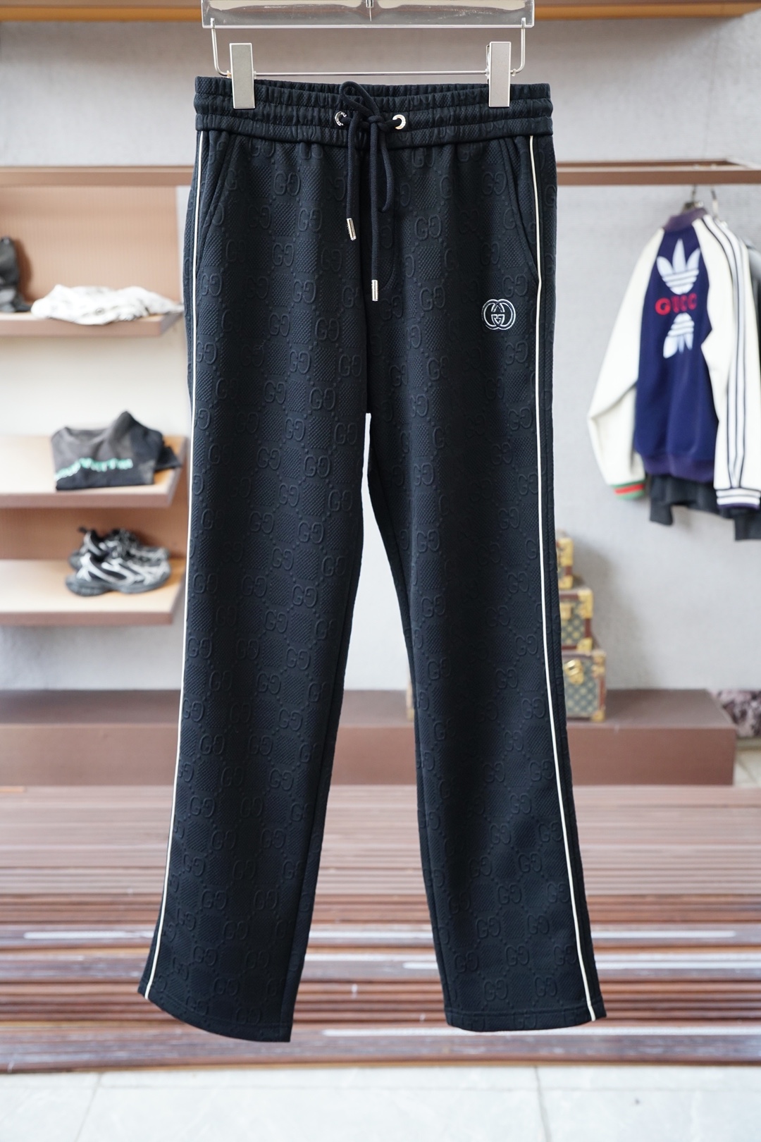 NO:568486,Gucc 2025 summer men's casual pants, fine cotton and spandex fabric casual pants, the latest upper body style is invincible!  You can definitely close your eyes and close your eyes. This type of pants is very versatile and has an elastic waist. It can be worn in daily work and outdoor sports. It is the perfect combination of fashion, leisure and outdoor sports, so it is your best choice whether you wear it daily or outdoors. Extreme comfort and quick perspiration are the most popular focus, improving the wearing comfort. It is suitable for aerobic exercise and cross-country running. This type of running casual pants has an extremely wide range of applications, allowing you to naturally maintain your love for sports in the summer, and can also be worn in leisure life.  Size M-3XL, color black, gucci, alexander wang19860909Gucc哦古奇 2025 夏款男士休闲裤 细棉加氨纶面料休闲裤,最新款上身版型无敌正！ 绝对可以闭眼收的一款 此款裤子非常百搭,弹力腰围,日常上班 户外运动都可以穿着,是时尚休闲与户外运动的完美结合,所以无论您平时穿或者户外穿都是您的最佳选择. 极致舒适和快速排汗是备受青睐的重点,提升穿着舒适度,适合有氧运动和越野跑条件下穿着,此款是一件适用范围极其广泛的跑步休闲裤,让你在夏天自然可以保持对运动热爱,也可以在休闲生活中穿着 尺码M-3XL, 颜色黑色,,gucci,alexander wang,Men's clothing