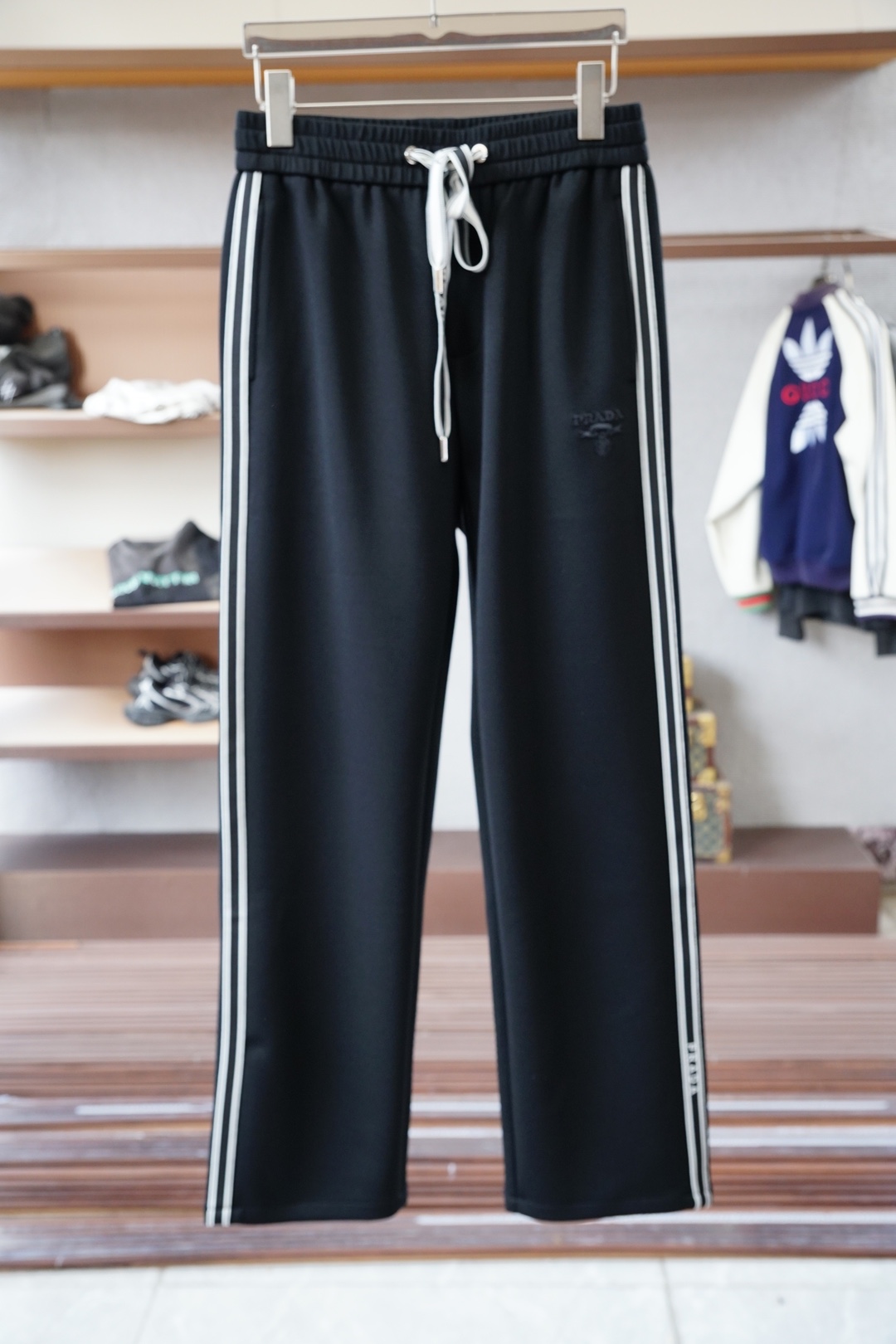 NO:568481,Prada, 2025 summer men's casual pants, fine cotton and spandex fabric casual pants, the latest upper body style is invincible!  You can definitely close your eyes and close your eyes. This type of pants is very versatile and has an elastic waist. It can be worn in daily work and outdoor sports. It is the perfect combination of fashion, leisure and outdoor sports, so it is your best choice whether you wear it daily or outdoors. Extreme comfort and quick perspiration are the most popular focus, improving the wearing comfort. It is suitable for aerobic exercise and cross-country running. This type of running casual pants has an extremely wide range of applications, allowing you to naturally maintain your love for sports in the summer, and can also be worn in leisure life.  Size M-3XL, color black, prada, prada, alexander wang19860909Prada 普拉达, 2025 夏款男士休闲裤 细棉加氨纶面料休闲裤,最新款上身版型无敌正！ 绝对可以闭眼收的一款 此款裤子非常百搭,弹力腰围,日常上班 户外运动都可以穿着,是时尚休闲与户外运动的完美结合,所以无论您平时穿或者户外穿都是您的最佳选择. 极致舒适和快速排汗是备受青睐的重点,提升穿着舒适度,适合有氧运动和越野跑条件下穿着,此款是一件适用范围极其广泛的跑步休闲裤,让你在夏天自然可以保持对运动热爱,也可以在休闲生活中穿着 尺码M-3XL, 颜色黑色,,prada,prada,alexander wang,Men's clothing