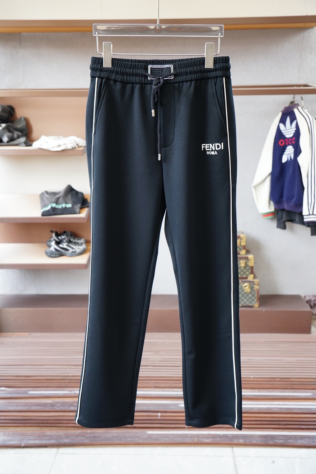 NO:568476,Fendi Fendi - 2025 summer men's casual pants, casual pants made of fine cotton and spandex, the latest upper body style is invincible!  You can definitely close your eyes and close your eyes. This type of pants is very versatile and has an elastic waist. It can be worn in daily work and outdoor sports. It is the perfect combination of fashion, leisure and outdoor sports, so it is your best choice whether you wear it daily or outdoors. Extreme comfort and quick perspiration are the most popular focus, improving the wearing comfort. It is suitable for aerobic exercise and cross-country running. This type of running casual pants has an extremely wide range of applications, allowing you to naturally maintain your love for sports in the summer, and can also be worn in leisure life.  Size M-3XL, color black,,fendi,fendi,alexander wang19860909Fendi芬迪- 2025 夏款男士休闲裤 细棉加氨纶面料休闲裤,最新款上身版型无敌正！ 绝对可以闭眼收的一款 此款裤子非常百搭,弹力腰围,日常上班 户外运动都可以穿着,是时尚休闲与户外运动的完美结合,所以无论您平时穿或者户外穿都是您的最佳选择. 极致舒适和快速排汗是备受青睐的重点,提升穿着舒适度,适合有氧运动和越野跑条件下穿着,此款是一件适用范围极其广泛的跑步休闲裤,让你在夏天自然可以保持对运动热爱,也可以在休闲生活中穿着 尺码M-3XL, 颜色黑色,,fendi,fendi,alexander wang,Men's clothing
