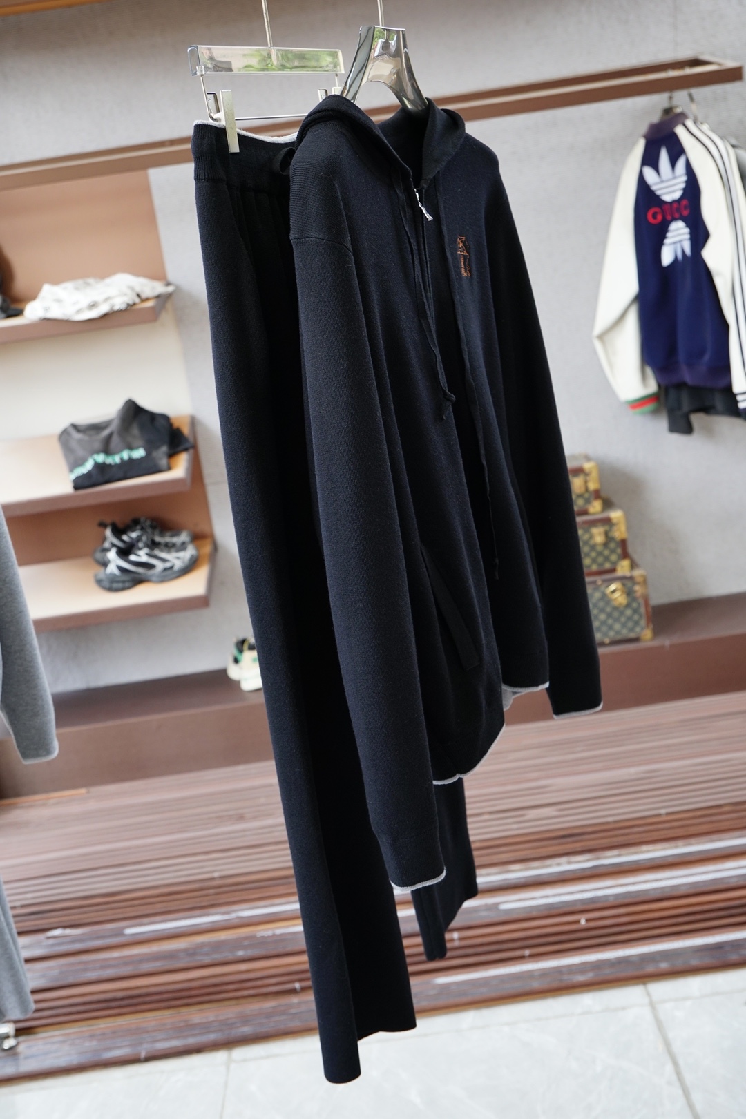 NO:568502,-BC- New autumn and winter suits, imported wool knitted fabrics are supplied to customers. Today, the upper body is comfortable and soft, looks slim and fine, does not stick to the body and cannot bear static electricity, and is tall and stylish. Color: gray black, size M-3xl,, alexander wang19860909-BC- 年秋冬新品套装,客供进口羊毛针织面料,今 上身舒适柔软,显瘦细呢,不扎身不起静电,挺拓有型.颜色灰色黑色尺码M-3xl,,alexander wang,Men's clothing