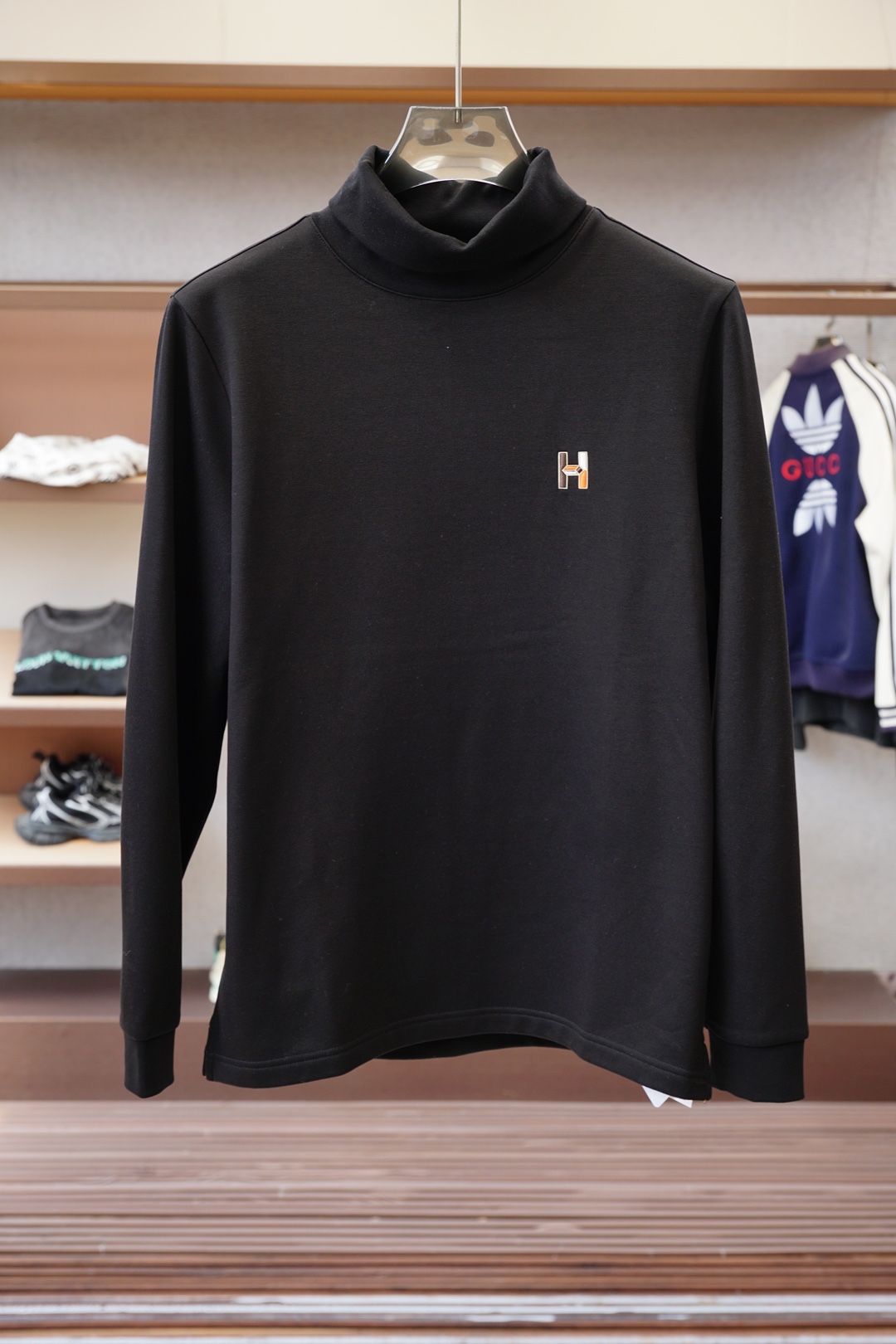 NO:571604,2025 Autumn and Winter High Collar Fabric: Dejong brushed fabric. The surface of the fabric is sueded and has a smooth texture, making it comfortable to wear. The fabric feels soft and waxy like a cloud, with a unique texture and stable structure. The collar adopts a pull-neck structure, and is cleverly embellished with textured patch embroidery on the front and back, which is rich in layers and full of design. Color: black, gray green, size M-3XL, slightly wide long-sleeved T, alexander wang198609092025 秋冬款高领 面料: 德容磨毛面料.面料表面食毛做磨毛工艺肌理平整,穿着亲肤舒适,布面触感软糯如云朵般温柔包裹,质感独特且结构稳定.衣领采用拉领结构,配合前后幅纹理贴布刺绣的巧妙点缀,层次丰富且充满设计感. 颜色: 黑色 灰绿 码数M-3XL 版型微阔长袖T,,alexander wang,Men's clothing