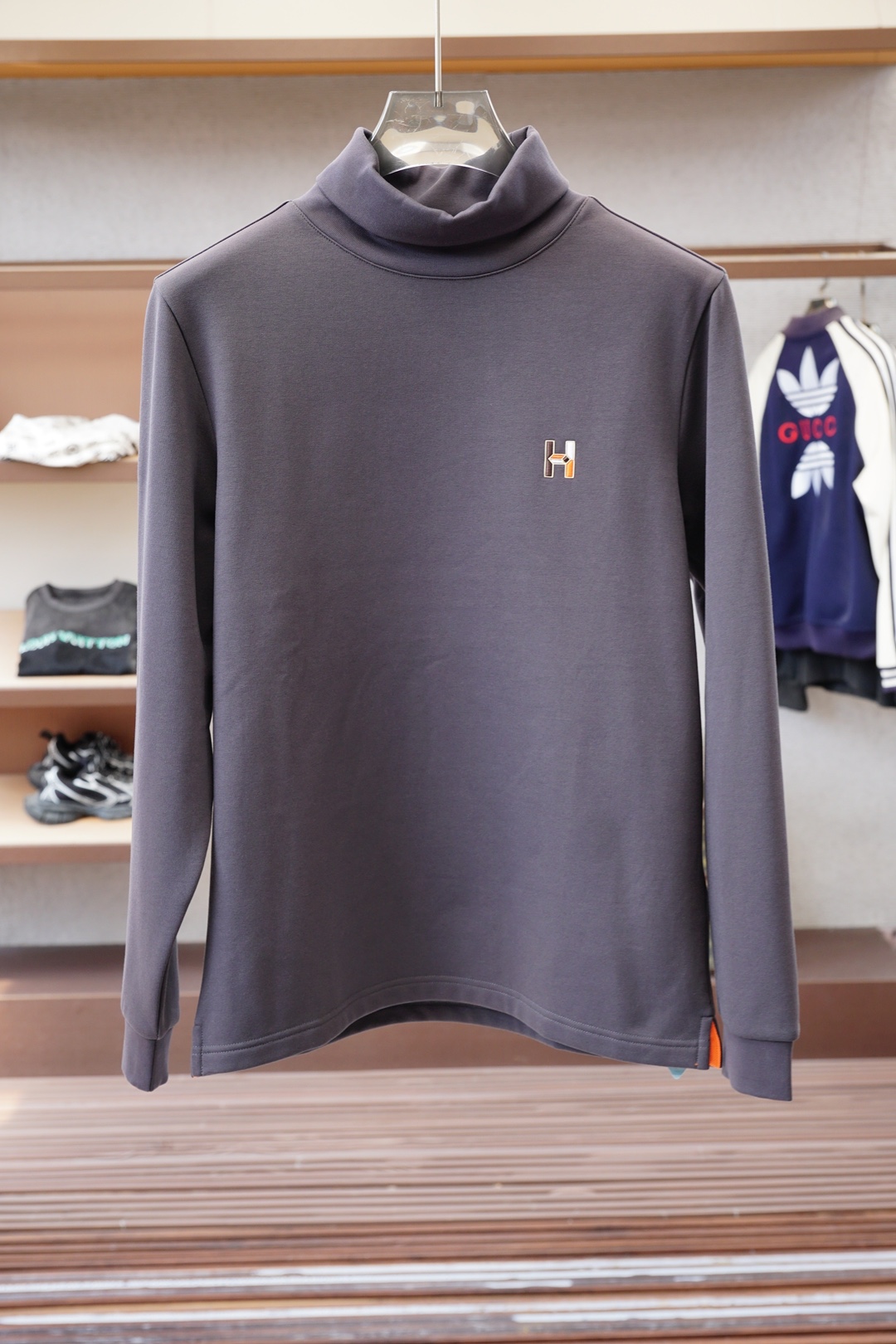 NO:571606,, Hermès-2025 Autumn and Winter High Collar, Fabric: Dejong brushed fabric. The surface of the fabric is sueded and has a smooth texture, making it skin-friendly and comfortable to wear. The cloth surface feels soft and waxy like clouds and is gently wrapped, with a unique texture and stable structure. The collar adopts a pull-neck structure, with clever embellishments of textured patch embroidery on the front and back, which is rich in layers and full of design. Color: Black, Gray and White Card Size M-3XL  Slightly wide version with long sleeves T, hermes, alexander wang19860909, 爱马仕-2025 秋冬高领, 面料: 德容磨毛面料.面料表面食毛做磨毛工艺肌理平整,穿着亲肤舒适,布面触感软糯如云朵般温柔包裹,质感独特且结构稳定.衣领采用拉领结构,配合前后幅纹理贴布刺绣的巧妙点缀,层次丰富且充满设计感. 颜色: 黑色 灰白卡 码数M-3XL 版型微阔长袖T,,hermes,alexander wang,Men's clothing