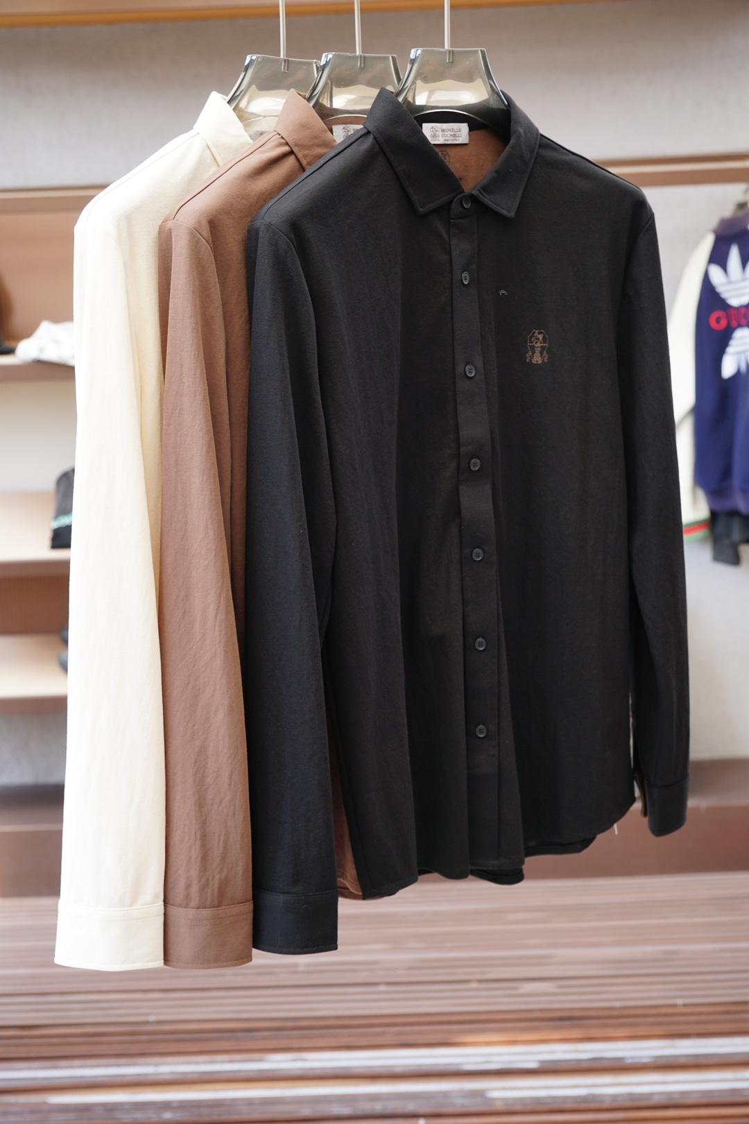 NO:571595,New in the autumn and winter series BC - men's silk and linen shirts with contrasting color collars. Casual, fashionable and versatile. You can't take them off once you wear them. Slim-fitting, fashionable and simple long-sleeved shirts. Made of silk and linen fabrics, which are soft, light and smooth to the touch. You won't be able to put it down. They are light, breathable and extremely comfortable. Whether it is leisure time or business occasions, it can make you confident and show your noble style.  The unique fermentation washing process is used to restore the natural luster of the clothes and is embellished with pearl shell buttons. Every detail demonstrates extraordinary luxury and taste!  The double FF contrasting color embellishment on the collar shows the value and highlights the brand characteristics. The upper body is the coolest focus on the street. Once you touch the high-end goods, you will only know the quality, giving you the best wearing experience!  Size M-3XL,,shirts,alexander wang19860909秋冬系列上新 BC-男士丝麻衬衫图案撞色衣领 休闲时尚百搭 一穿就脱不下来 修身版型 时尚简约长袖衬衫 采用 丝麻面料柔软 轻盈手感平顺,让你爱不释手,轻薄透气,舒适至极,无论是休闲时光还是商务场合,都能让您自信满满,尽显尊贵风范 采用独特酵洗工艺,焕发衣物自然光泽点缀珍珠贝壳钮扣,每一处细节都彰显着非凡的奢华与品味！衣领双FF撞色点缀更显价值彰显品牌特性 上身就是街上最酷的焦点,高端好货到手一摸你只知品质如何 给你最顶级的穿着体验！尺码M-3XL,,shirts,alexander wang,Men's clothing