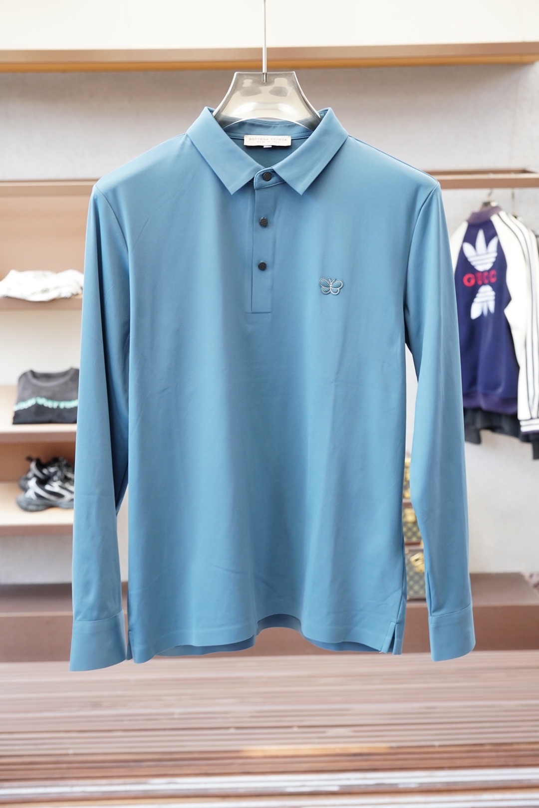 NO:571601,BV- 2025 new products are on sale at counters  Fashionable high-end men's long-sleeved Polo, clean and tidy design, a must-have series for the chairman's elite, comfortable and relaxed without losing the sense of grandeur. The small stand-up collar positioning design breaks the traditional constraints and is more youthful and fashionable. The embroidered logo design on the chest makes the brand more recognizable. The imported top elastic ice silk feels very delicate, has a good texture, is cool and breathable, and is not easy to wrinkle. It is a good one. It can be worn alone without any problem. If you like it, you can stock up in advance!  Hurry up and grab it. Sizes (M-XXX L) available for pickup the next day.,,bottega veneta,alexander wang19860909BV- 2025新品 专柜在售 时尚高端男装长袖Polo,设计干净利落整洁,董事长精英必备系列,舒适松弛又不失大气感,小立领定位设计打破传统束缚,更具年轻时尚味道,胸前刺绣Logo设计,更具品牌辨识度,进口顶极弹力冰丝摸上去非常的细腻,质感很好,凉爽透气,不易起皱,不错的一款,内搭单穿都完全没问题,喜欢的亲也可以提早囤货！赶紧下手抢吧.尺码（M-XXX L）隔天取货.,,bottega veneta,alexander wang,Men's clothing