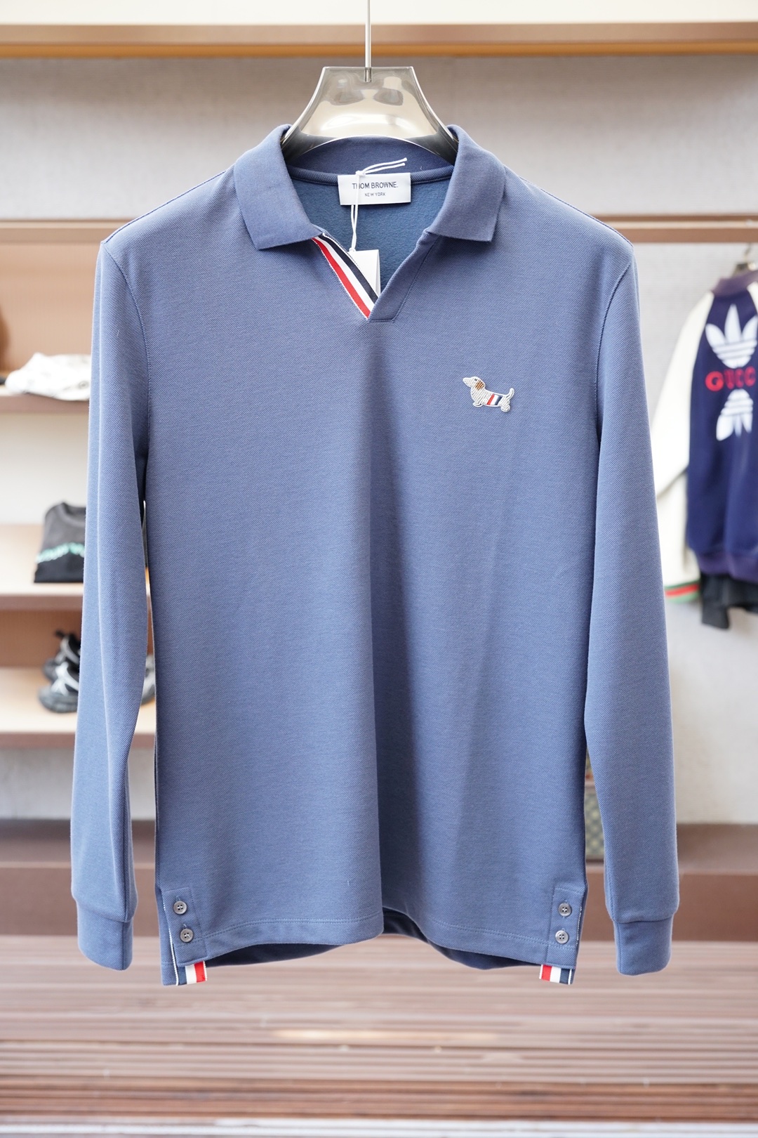 NO:571598,TB- 2025 new products are on sale at the counter. Fashionable high-end men's long-sleeved Polo, clean and tidy design, a must-have series for the chairman's elite, comfortable and relaxed without losing the sense of grandeur. The small stand-up collar positioning design breaks the traditional constraints and is more youthful and fashionable. The embroidered logo design on the chest is more brand-recognizable. Imported top high-density 100-point high-quality Pima cotton is skin-friendly and comfortable.  It feels very delicate, has a good texture, is cool and breathable, and is not easy to wrinkle. It is a good one and can be worn alone or layered. If you like it, you can stock up in advance!  Hurry up and grab it. Sizes (M-XXX L) available for pickup the next day.,,alexander wang19860909TB- 2025新品 专柜在售 时尚高端男装长袖Polo,设计干净利落整洁,董事长精英必备系列,舒适松弛又不失大气感,小立领定位设计打破传统束缚,更具年轻时尚味道,胸前刺绣Logo设计,更具品牌辨识度,进口顶极高密度100分优质皮马棉棉亲肤舒适 摸上去非常的细腻,质感很好,凉爽透气,不易起皱,不错的一款,内搭单穿都完全没问题,喜欢的亲也可以提早囤货！赶紧下手抢吧.尺码（M-XXX L）隔天取货.,,alexander wang,Men's clothing