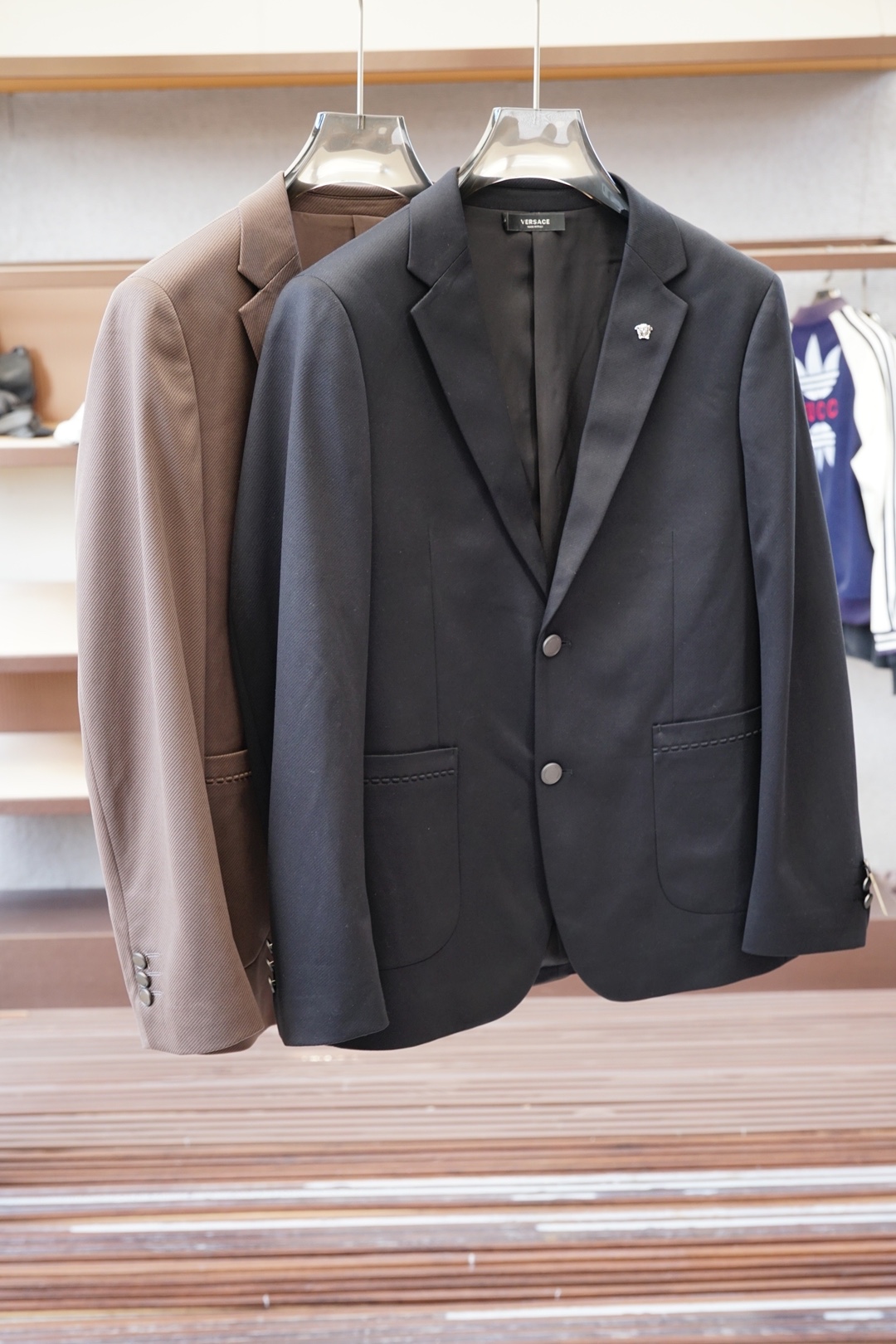 NO:571611,,Versace- 2025 new suit jacket, fashionable and handsome, simple and versatile, customized original fabric, not only stiff and keeping the trendy silhouette, but also comfortable to wear, the yarn is more delicate, code number 48-58,,versace,versace,jackets & coats,business suit,alexander wang19860909,范思哲Versace- 2025新品西装外套,时尚帅气,简约百搭款,定制原版面料,不仅挺括,保持潮流的廓形,又穿着舒适,纱织更细腻,码数48-58,,versace,versace,jackets & coats,business suit,alexander wang,Men's clothing