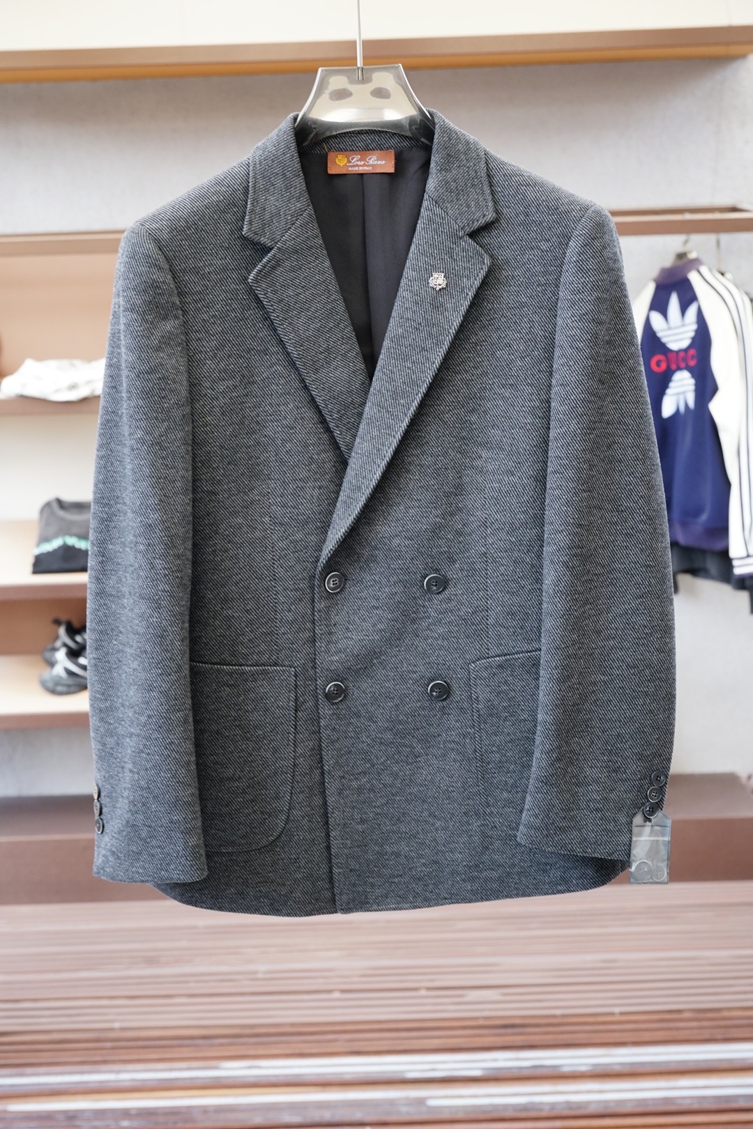 NO:571613,LP, a classic three-dimensional slim-fit version of a wool diagonal placket double-breasted suit, full of aura, solid color, suitable for business and leisure use.  The evergreen models on the counter are in short supply every year. They are manufactured by top domestic manufacturers and are replaced by each other. The details and styles are perfect and the upper body effect is very good. The small lapel style, the Z iconic metal mark embellishment on the collar, the outer wool knitted fabric, soft and smooth, and the inner fiber cloth splicing, the overall atmosphere and style, can be used casually, suitable for whatever you want to wear. Three colors to choose from, gray color, size 48-58, loro piana, business suit, alexander wang19860909LP,经典款羊毛斜门襟双排扣西装立体修身版,气场十足,纯色,商务休闲自由驾驭. 柜面长青款,每年都是供不应求,国内大厂顶级代工,平替处理,细节版型完美一致,上身效果非常赞.小翻领款式,领口Z标志性金属标点缀,外层羊毛针织面料,细软顺滑,内里纤维布拼接,整体大气有型,可随性发挥,想怎么穿都合适.三色任选 颜色灰色, 尺码48-58,,loro piana,business suit,alexander wang,Men's clothing