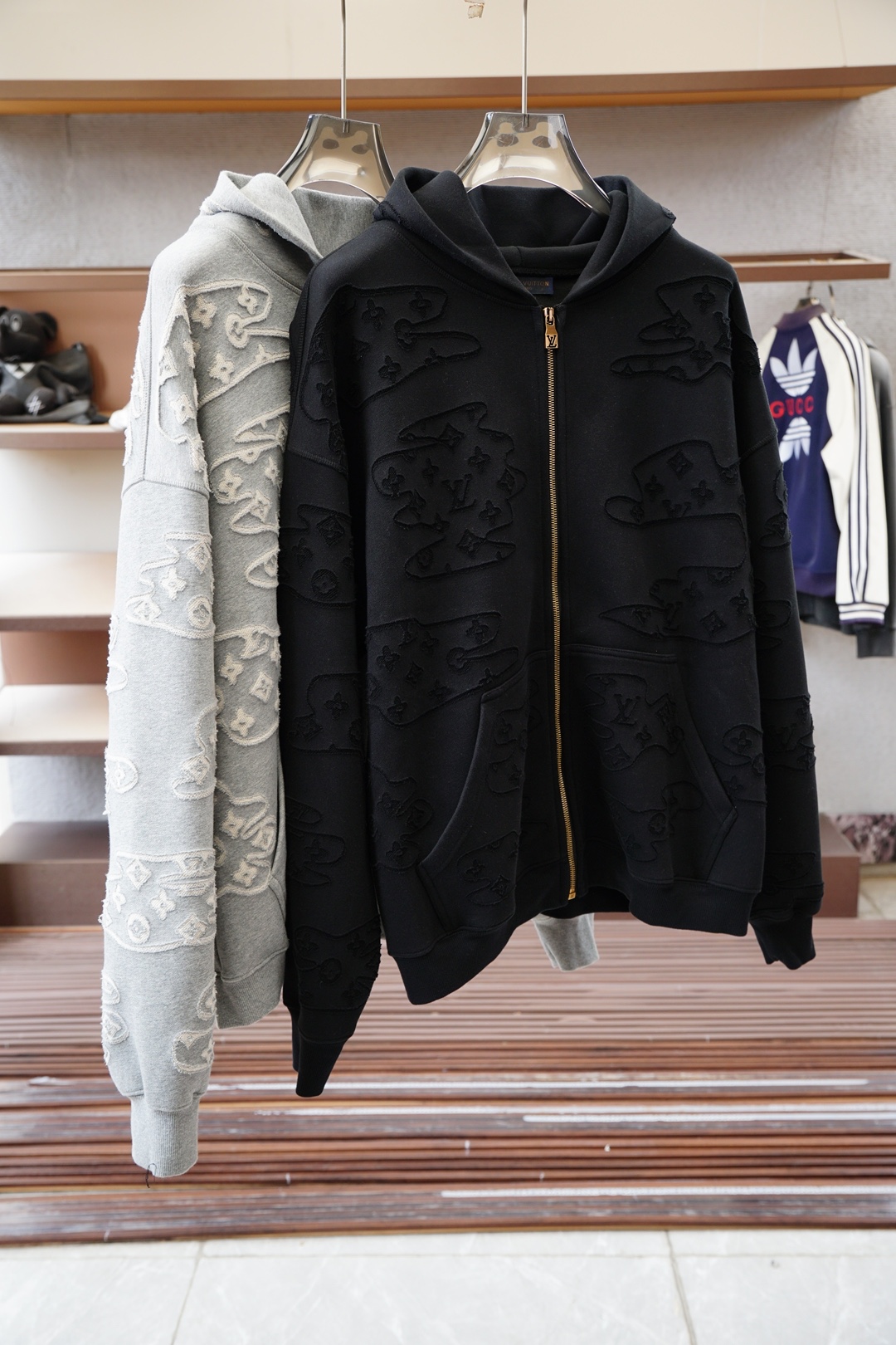 NO:571631,Lv-high version composite fabric burnt flower craft sweatshirt, 450g high weight and high density embroidery, complex craftsmanship, sizes S~XL (European sizes tend to be larger, please quote your height and weight when ordering),, louis vuitton, hoodie, sweatshirts, alexander wang19860909Lv-高版本复合面料烧花工艺卫衣,450克高克重加高密度刺绣,工艺复杂, 尺码S~XL(欧码偏大报身高体重下单),,louis vuitton,hoodie,sweatshirts,alexander wang,Men's clothing