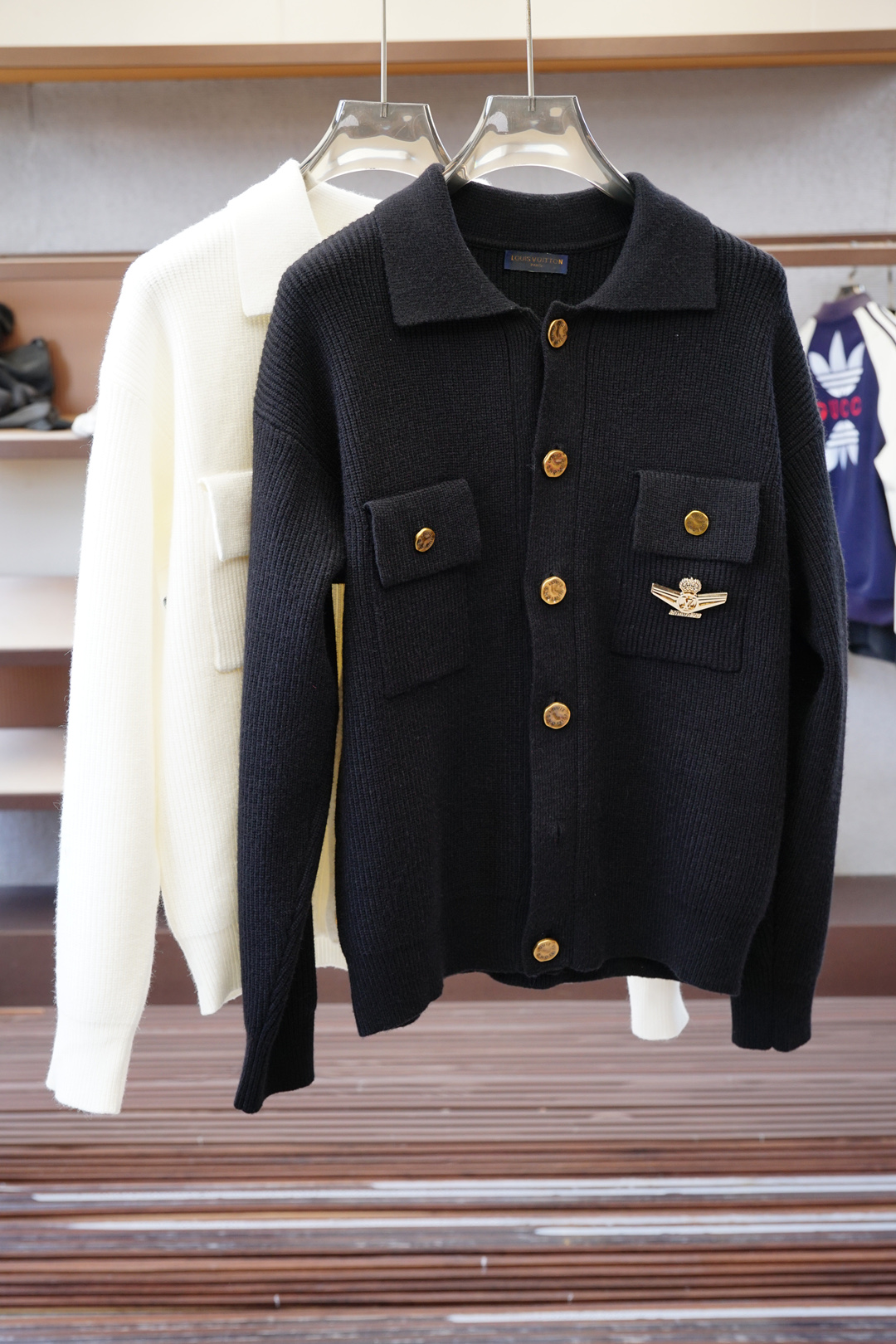 NO:571609,- Air Force One-highly recommended!  2025aw autumn and winter new styles, synchronized with counters, fashionable and classic basic ecru jacquard logo knitted thickened cardigan jacket. Must-have style for autumn and winter. Made of wool blended sweater and thickened sweater, exquisite, simple and generous logo embellishment design. There is no too complicated craftsmanship. What is played is the fusion of design and material. Simple European style. With imported wool knitted fabric, it is an artifact for autumn and winter!  Size M-3XL,,jackets & coats,sweaters,alexander wang19860909- 空军一号-重磅推荐！2025aw秋冬新款 专柜同步 时尚经典基础款本色提花logo针织加厚开衫外套.秋冬必备款 采用羊毛混纺针织衫加厚毛衣,精致简洁大方logo点缀设计 没有过多复杂的工艺 玩的就是设计与材质的融合 简约的欧风 配以进口羊毛针织面料,秋冬季打底神器！尺码M-3XL,,jackets & coats,sweaters,alexander wang,Men's clothing