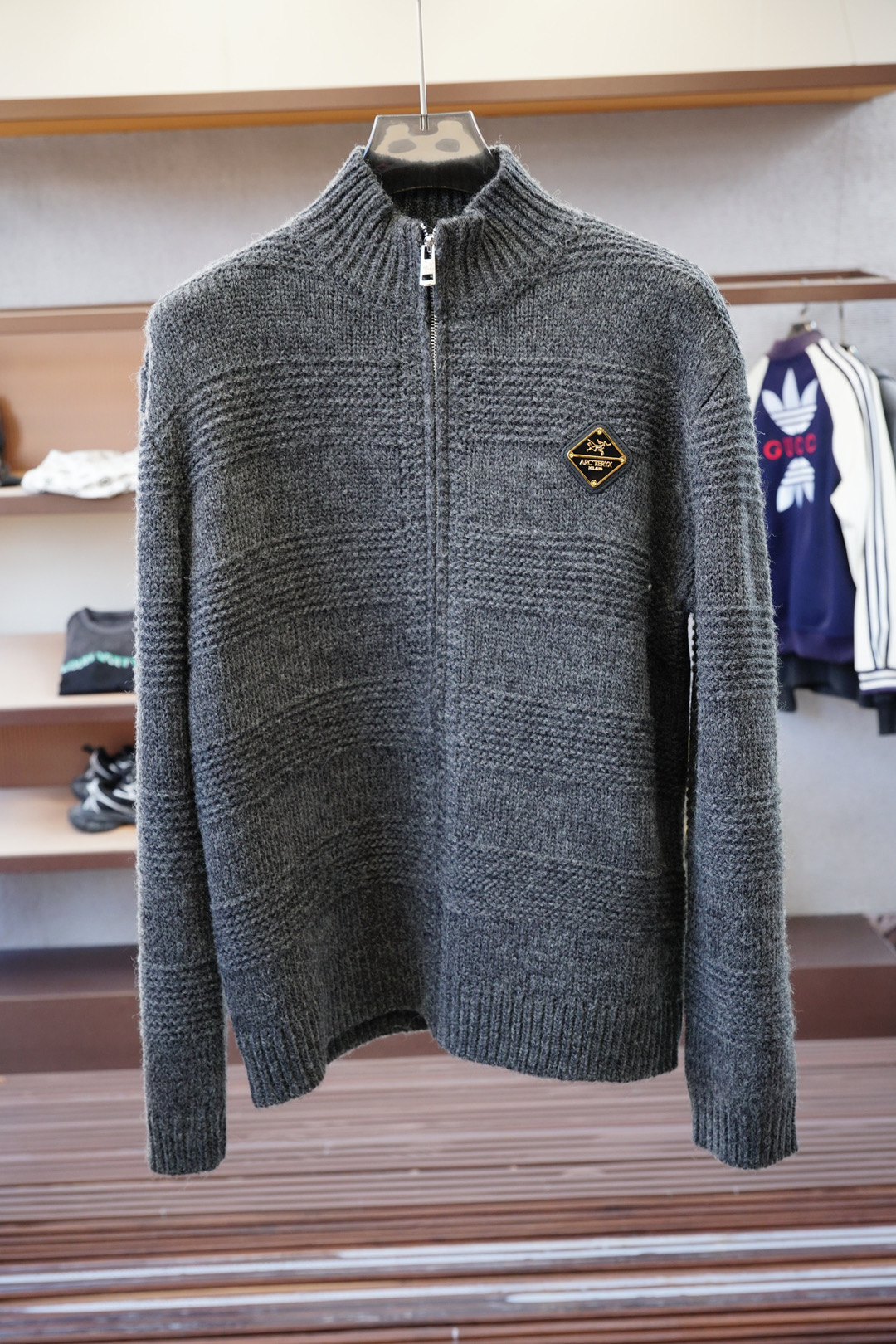 NO:571607,- Archaeopteryx - highly recommended!  2025aw autumn and winter new styles, synchronized with counters, fashionable and classic basic ecru jacquard logo knitted thickened cardigan jacket. Must-have style for autumn and winter. Made of wool blended sweater and thickened sweater, exquisite, simple and generous logo embellishment design. There is no too complicated craftsmanship. What is played is the fusion of design and material. Simple European style. With imported wool knitted fabric, it is an artifact for autumn and winter!  Size M-3XL,arc'teryx,jackets & coats,sweaters,alexander wang19860909- 始祖鸟-重磅推荐！2025aw秋冬新款 专柜同步 时尚经典基础款本色提花logo针织加厚开衫外套.秋冬必备款 采用羊毛混纺针织衫加厚毛衣,精致简洁大方logo点缀设计 没有过多复杂的工艺 玩的就是设计与材质的融合 简约的欧风 配以进口羊毛针织面料,秋冬季打底神器！尺码M-3XL,arc'teryx,jackets & coats,sweaters,alexander wang,Men's clothing