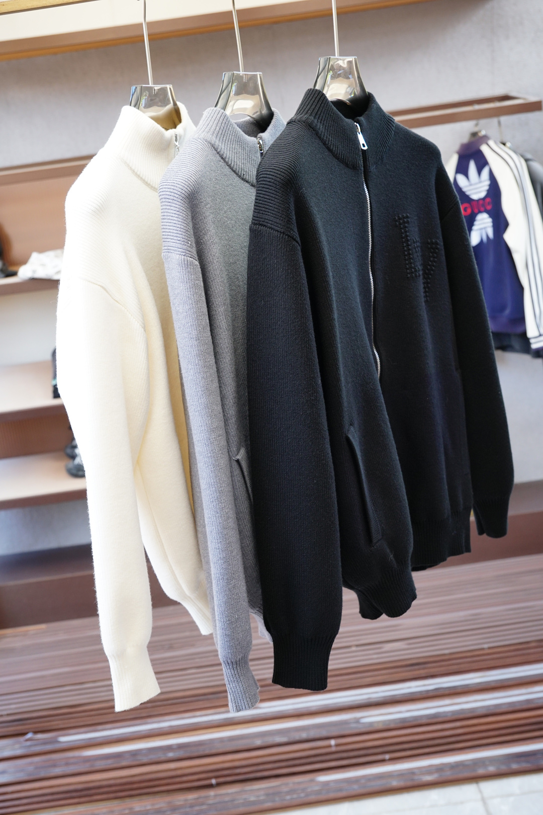 NO:571605,- LV Louis Vuitton-highly recommended!  2025aw autumn and winter new styles, synchronized with counters, fashionable and classic basic ecru jacquard logo knitted thickened cardigan jacket. Must-have style for autumn and winter. Made of wool blended sweater and thickened sweater, exquisite, simple and generous logo embellishment design. There is no too complicated craftsmanship. What is played is the fusion of design and material. Simple European style. With imported wool knitted fabric, it is an artifact for autumn and winter!  Size M-3XL,,louis vuitton,jackets & coats,sweaters,alexander wang19860909- Lv路意威登-重磅推荐！2025aw秋冬新款 专柜同步 时尚经典基础款本色提花logo针织加厚开衫外套.秋冬必备款 采用羊毛混纺针织衫加厚毛衣,精致简洁大方logo点缀设计 没有过多复杂的工艺 玩的就是设计与材质的融合 简约的欧风 配以进口羊毛针织面料,秋冬季打底神器！尺码M-3XL,,louis vuitton,jackets & coats,sweaters,alexander wang,Men's clothing