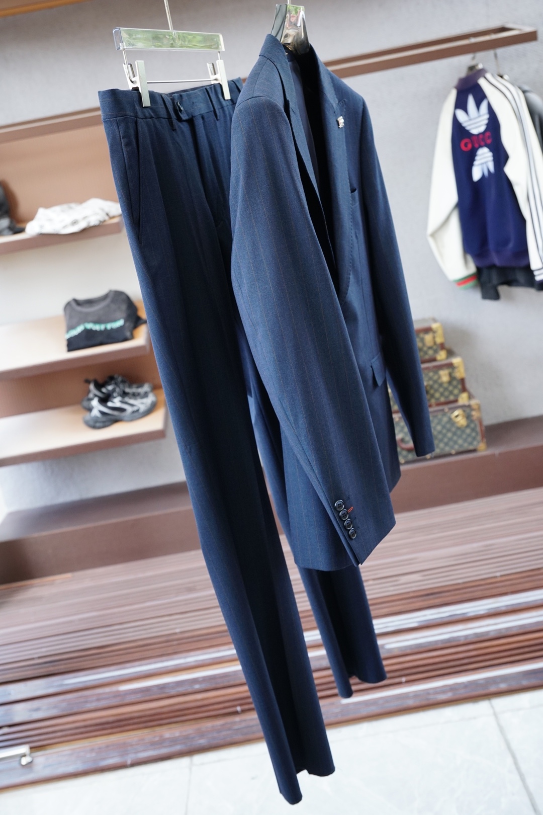 NO:571644,25SS new autumn and winter suits, two-piece trendy fashion suits, a must-have in the wardrobe of business elites, men's formal wear, fashionable and trendy wear, the brand's classic logo mark is super generous, a classic style that will be released every quarter!  The style is really great when worn, a strong benefit!  Neat and ergonomic tailoring, the upper body is tall and handsome, simple and elegant. Comfortable and slim, with a gentlemanly demeanor at a glance. Selected suit fabrics, 20 wool, 18 viscose fiber, 58 polyester fiber, 4 spandex, soft and delicate feel, good gloss and elasticity, sheepskin leather waist loops on the waist, accessories with embossed letters of the Louis family soul logo!  The silhouette and waist-cutting add more comfort to sportsmen's clothing, making them appear slimmer yet handsome!  It is used to make high-end professional attire and business formal suits, and is world-famous for its classic and solemn design style. The suit production process requires high requirements and is time-consuming. It is a high-end business casual suit that can be worn in all seasons!  The fabric is smooth, feels smooth, plump and waxy, and has a crisp appearance. High-quality sheep wool is selected, and the quality of the material is solid and practical.  About the details: modern tailoring of high-end suits, the integration of traditional tailoring art and modern production technology, using fully imported automatic cutting pieces, each piece of fabric has almost zero error, and is hand-stitched by top tailors to ensure the fit and beauty of every part. The front body has two darts, based on the principles of ergonomics, to be slim but not tight. The elasticity on both sides of the waistband of the trousers can be adjusted to adjust the size!  It won’t be tight on your waist!  The classic lapel design, the style is classic and not old-fashioned, simple and elegant. The lining of the neckline is purely handmade with tribute stitches, insisting on hand-sewn crafts. They are all made by master craftsmen according to the labor-hour quotation per meter. Each stitch is rigorous and sophisticated, no matter the front or back.  Raw edges and stitching. Hand-made sleeves, hand-buttoned buttons, hand-calibration, hand-made wiring, etc. can be seen everywhere. It is delicate and smooth and can effectively reduce static electricity in autumn and winter. It has the same high-quality feel on the outside and inside. It is worth buying for any man and can support your face in various formal occasions!  Color Blue [Size] 46～56, louis vuitton, business suit, sheepskin, alexander wang1986090925SS秋冬季新款套装西装西服两件套潮流时尚套装西服,商旅精英衣橱必备臻品,男士正装穿搭,时尚潮流穿搭,品牌经典Logo标记超级大方,每季度都会出的经典款！穿上版型真的很棒,强烈安利！ 利落而符合人体学的裁剪,上身挺拔帅气,简约优雅.舒适修身,绅士风度一览无遗,精选西服面料,20羊毛,18粘纤,58聚酯纤维,4氨纶手感柔软而细腻,光泽和弹性较好,腰身处绵羊皮真皮腰襻,配饰路易家灵魂Logo压纹字母标识！廓型感和收腰裁剪,为型男们的着装平添更多舒适度,显瘦而不失帅气！ 用于制作高端职业装和商务正装套装,以经典庄重的设计风格闻名世界.西装制作工艺要求高,费时长,四季可穿的高级商务休闲西服套装！ 面料平整,手感爽滑丰满滑糯,外观挺括,甄选篙品质绵羊毛原料,扎扎实实用料品质看得见. 关于细节高端西服现代感裁剪,传统裁剪艺术与现代化制作工艺融合,采用全进口自动剪裁裁片,每一片布料几乎零误差,再由顶级裁缝师手工缝合,保证每一处的服帖与美感,前身两道收省,根据人体功效学原理,修身但不紧身.西裤腰两侧牛筋松紧可调节大小！不会穿着腰紧！ 经典驳领设计,款式经典不守旧,简洁大方.领口里布纯手工贡针走线,坚持手缝工艺品,均出自老师傅之手按照每米工时报价耗时耗力每一针都是严谨精良,无论正面反面都无任何毛边和针脚.手工上袖,手工钉扣,手工定标,随处可见手工的走线等等,细腻爽滑有效降低秋冬静电,表里如一的高笈感.值得任何一位男士入手,各种正式场合都能撑起你的面子！ 颜色蓝色【尺码】46～56,,louis vuitton,business suit,sheepskin,alexander wang,Men's clothing