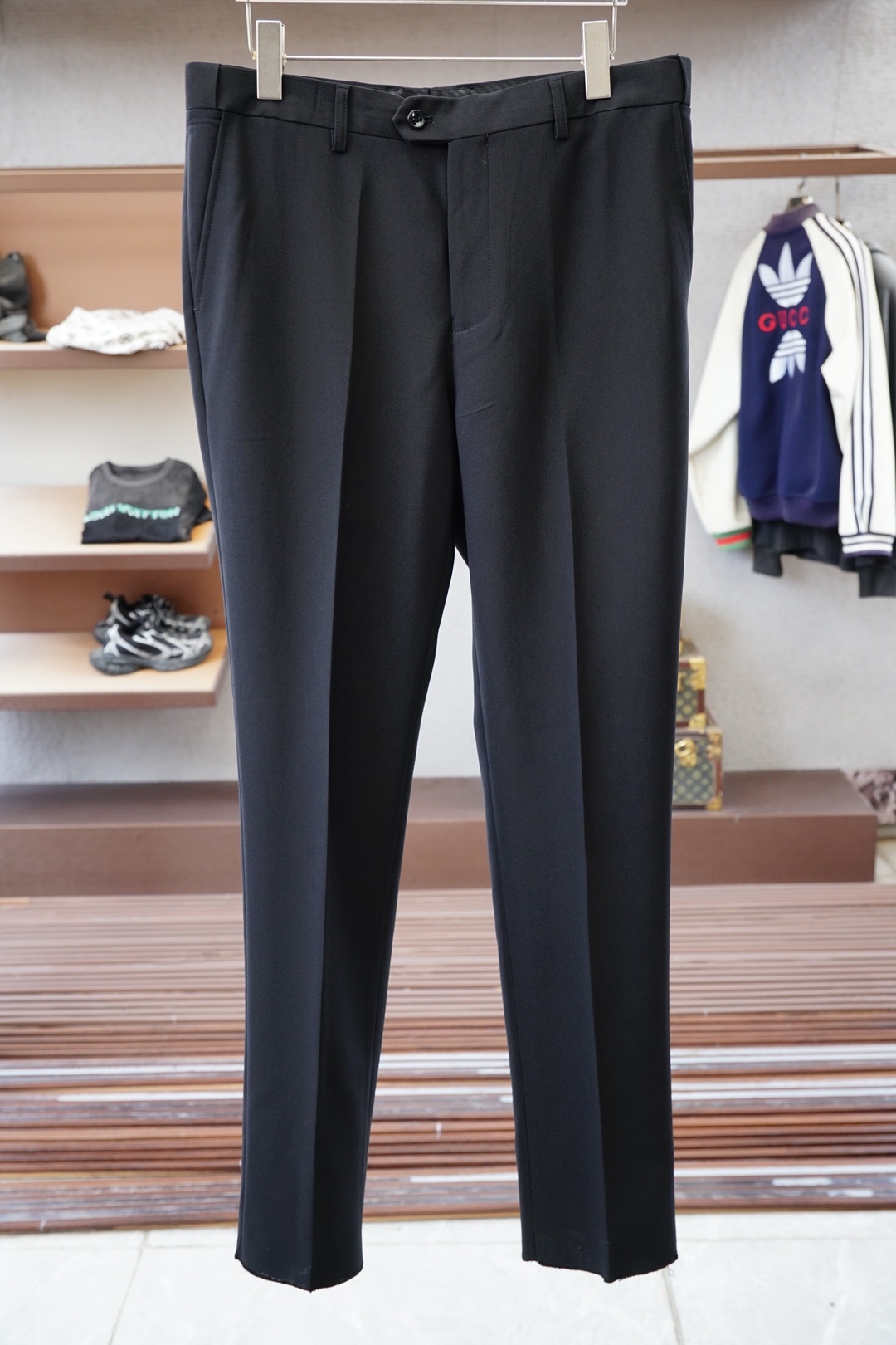 NO:571647,Dior Dior-25SS autumn and winter new suit suit suit two-piece trendy fashion suit suit, a must-have for the wardrobe of business elites, men's formal wear, fashionable and trendy wear, the brand's classic logo mark is super generous, a classic style that will be released every quarter!  The style is really great when worn, a strong benefit!  Neat and ergonomic tailoring, the upper body is tall and handsome, simple and elegant. Comfortable and slim, with a gentlemanly demeanor at a glance. Selected suit fabrics, 20 wool, 18 viscose fiber, 58 polyester fiber, 4 spandex, soft and delicate feel, good luster and elasticity, sheepskin leather waist loops on the waist, accessories with embossed letters of the Louis family soul logo!  The silhouette and waist-cutting add more comfort to sportsmen's clothing, making them appear slimmer yet handsome!  It is used to make high-end professional attire and business formal suits, and is world-famous for its classic and solemn design style. The suit production process requires high requirements and is time-consuming. It is a high-end business casual suit that can be worn in all seasons!  The fabric is smooth, feels smooth, plump and waxy, and has a crisp appearance. High-quality sheep wool is selected, and the quality of the material is solid and practical.  About the details: modern tailoring of high-end suits, the integration of traditional tailoring art and modern production technology, using fully imported automatic cutting pieces, each piece of fabric has almost zero error, and is hand-stitched by top tailors to ensure the fit and beauty of every part. The front body has two darts, based on the principles of ergonomics, to be slim but not tight. The elasticity on both sides of the waistband of the trousers can be adjusted to adjust the size!  It won’t be tight on your waist!  The classic lapel design, the style is classic and not old-fashioned, simple and elegant. The lining of the neckline is purely handmade with tribute stitches, insisting on hand-sewn crafts. They are all made by master craftsmen according to the labor-hour quotation per meter, which is time-consuming and labor-intensive. Each stitch is rigorous and sophisticated, regardless of the front or back.  Raw edges and stitching. Hand-made sleeves, hand-buttoned buttons, hand-calibration, hand-made wiring, etc. can be seen everywhere. It is delicate and smooth and can effectively reduce static electricity in autumn and winter. It has the same high-quality feel on the outside and inside. It is worth buying for any man and can support your face in various formal occasions!  Color Black [Size] 46～56, dior, dior, louis vuitton, business suit, sheepskin, alexander wang19860909Dior迪奥-25SS秋冬季新款套装西装西服两件套潮流时尚套装西服,商旅精英衣橱必备臻品,男士正装穿搭,时尚潮流穿搭,品牌经典Logo标记超级大方,每季度都会出的经典款！穿上版型真的很棒,强烈安利！ 利落而符合人体学的裁剪,上身挺拔帅气,简约优雅.舒适修身,绅士风度一览无遗,精选西服面料,20羊毛,18粘纤,58聚酯纤维,4氨纶手感柔软而细腻,光泽和弹性较好,腰身处绵羊皮真皮腰襻,配饰路易家灵魂Logo压纹字母标识！廓型感和收腰裁剪,为型男们的着装平添更多舒适度,显瘦而不失帅气！ 用于制作高端职业装和商务正装套装,以经典庄重的设计风格闻名世界.西装制作工艺要求高,费时长,四季可穿的高级商务休闲西服套装！ 面料平整,手感爽滑丰满滑糯,外观挺括,甄选篙品质绵羊毛原料,扎扎实实用料品质看得见. 关于细节高端西服现代感裁剪,传统裁剪艺术与现代化制作工艺融合,采用全进口自动剪裁裁片,每一片布料几乎零误差,再由顶级裁缝师手工缝合,保证每一处的服帖与美感,前身两道收省,根据人体功效学原理,修身但不紧身.西裤腰两侧牛筋松紧可调节大小！不会穿着腰紧！ 经典驳领设计,款式经典不守旧,简洁大方.领口里布纯手工贡针走线,坚持手缝工艺品,均出自老师傅之手按照每米工时报价耗时耗力每一针都是严谨精良,无论正面反面都无任何毛边和针脚.手工上袖,手工钉扣,手工定标,随处可见手工的走线等等,细腻爽滑有效降低秋冬静电,表里如一的高笈感.值得任何一位男士入手,各种正式场合都能撑起你的面子！ 颜色黑色【尺码】46～56,,dior,dior,louis vuitton,business suit,sheepskin,alexander wang,Men's clothing