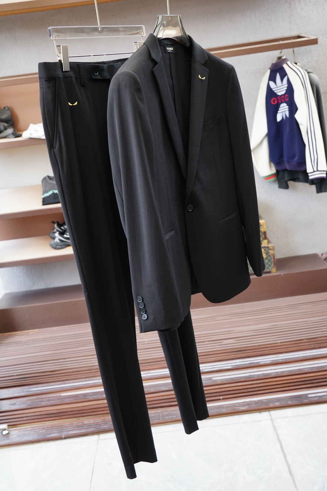 NO:843073,Fendi Fendi/25SS new autumn and winter suit suit suit two-piece trendy fashion suit suit, a must-have for the wardrobe of business elites, men's formal wear, fashionable and trendy wear, the brand's classic logo mark is super generous, a classic style that will be released every quarter!  The style is really great when worn, a strong benefit!  Neat and ergonomic tailoring, the upper body is tall and handsome, simple and elegant. Comfortable and slim, with a gentlemanly demeanor at a glance. Selected suit fabrics, 20 wool, 18 viscose fiber, 58 polyester fiber, 4 spandex, soft and delicate feel, good luster and elasticity, sheepskin leather waist loops on the waist, accessories with embossed letters of the Louis family soul logo!  The silhouette and waist-cutting add more comfort to sportsmen's clothing, making them appear slimmer yet handsome!  It is used to make high-end professional attire and business formal suits, and is world-famous for its classic and solemn design style. The suit production process requires high requirements and is time-consuming. It is a high-end business casual suit that can be worn in all seasons!  The fabric is smooth, feels smooth, plump and waxy, and has a crisp appearance. High-quality sheep wool is selected, and the quality of the material is solid and practical.  About the details: modern tailoring of high-end suits, the integration of traditional tailoring art and modern production technology, using fully imported automatic cutting pieces, each piece of fabric has almost zero error, and is hand-stitched by top tailors to ensure the fit and beauty of every part. The front body has two darts, based on the principles of ergonomics, to be slim but not tight. The elasticity on both sides of the waistband of the trousers can be adjusted to adjust the size!  It won’t be tight on your waist!  The classic lapel design, the style is classic and not old-fashioned, simple and elegant. The lining of the neckline is purely handmade with tribute stitches, insisting on hand-sewn crafts. They are all made by master craftsmen according to the labor-hour quotation per meter, which is time-consuming and labor-intensive. Each stitch is rigorous and sophisticated, regardless of the front or back.  Raw edges and stitching. Hand-made sleeves, hand-buttoned buttons, hand-calibration, hand-made wiring, etc. can be seen everywhere. It is delicate and smooth and can effectively reduce static electricity in autumn and winter. It has the same high-quality feel on the outside and inside. It is worth buying for any man and can support your face in various formal occasions!  Color Black [Size] 46～56, fendi, fendi, louis vuitton, business suit, sheepskin,19860909Fendi 芬迪/25SS秋冬季新款套装西装西服两件套潮流时尚套装西服,商旅精英衣橱必备臻品,男士正装穿搭,时尚潮流穿搭,品牌经典Logo标记超级大方,每季度都会出的经典款！穿上版型真的很棒,强烈安利！ 利落而符合人体学的裁剪,上身挺拔帅气,简约优雅.舒适修身,绅士风度一览无遗,精选西服面料,20羊毛,18粘纤,58聚酯纤维,4氨纶手感柔软而细腻,光泽和弹性较好,腰身处绵羊皮真皮腰襻,配饰路易家灵魂Logo压纹字母标识！廓型感和收腰裁剪,为型男们的着装平添更多舒适度,显瘦而不失帅气！ 用于制作高端职业装和商务正装套装,以经典庄重的设计风格闻名世界.西装制作工艺要求高,费时长,四季可穿的高级商务休闲西服套装！ 面料平整,手感爽滑丰满滑糯,外观挺括,甄选篙品质绵羊毛原料,扎扎实实用料品质看得见. 关于细节高端西服现代感裁剪,传统裁剪艺术与现代化制作工艺融合,采用全进口自动剪裁裁片,每一片布料几乎零误差,再由顶级裁缝师手工缝合,保证每一处的服帖与美感,前身两道收省,根据人体功效学原理,修身但不紧身.西裤腰两侧牛筋松紧可调节大小！不会穿着腰紧！ 经典驳领设计,款式经典不守旧,简洁大方.领口里布纯手工贡针走线,坚持手缝工艺品,均出自老师傅之手按照每米工时报价耗时耗力每一针都是严谨精良,无论正面反面都无任何毛边和针脚.手工上袖,手工钉扣,手工定标,随处可见手工的走线等等,细腻爽滑有效降低秋冬静电,表里如一的高笈感.值得任何一位男士入手,各种正式场合都能撑起你的面子！ 颜色黑色【尺码】46～56,,fendi,fendi,louis vuitton,business suit,sheepskin,,Men's clothing