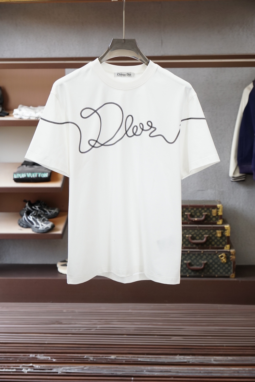 NO:733533,Dior Dior - '2026' SS new products are hotly launched. Quality craftsmanship design and tailoring. Select and customize top-grade combed cloud cotton. It has both soft skin-friendly and crisp texture. Breathable and sweat-absorbent. Comfortable and essential item for daily wear. Three-dimensional 3D digital printed willows, matching hardware. High color reproduction. High-level visual hierarchy. Reinforced collar edges are repeatedly stretched without deformation. Loose shoulder-dropping tailoring design. Based on ergonomics, three-dimensional cutting adapts to various people's body shapes.  The upper body is casual, simple and fashionable SizeS--3XL,,dior,dior,19860909Dior迪奥-「2026」SS新品火爆上市质量工艺设计剪裁 甄选定制顶级精梳云朵棉 兼具柔软亲肤与挺括版型质感 透气吸汗 日常穿着舒适必备单品 立体3D数码印花柳丁,对版五金 色彩还原度高 具有高级视觉层次 领边加固反复拉伸不变形 宽松落肩的剪裁设计 以人体工学为基础 进行立体裁剪 适配多种人群不卡身材 上身随性简约时尚 SizeS--3XL,,dior,dior,,Men's clothing