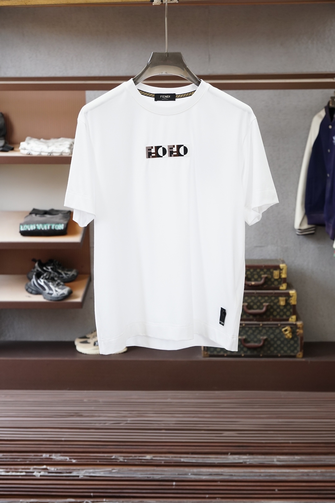 NO:733545,, Fendi Fendi, 2026 spring and summer, high-end ready-to-wear, mature men, the most classic solid color, versatile and handsome round-neck short-sleeved bottoming shirt, consistently good fit, imported original ultra-fine imported soft mercerized cotton. The fabric is soft, elastic and delicate. Men’s wardrobes are indispensable with basic bottoming shirts. They can be used to match various clothing anytime and anywhere to meet your daily needs. The fabrics and factories we choose are used by first-line brands, and the clothing design is very simple and low-key.  Dear friends, hurry up and get it!  Size M-XX L (model 173120 pounds M),,fendi,fendi,T-shirt,19860909、 Fendi芬迪,2026春夏 高级成衣 熟男 最经典净色通勤百搭帅气的圆领短袖打底衫 一贯的好版型 进口原版超细进口柔软丝光棉.面料柔软 弹性细腻 男人的衣柜都少不了基础打底衫 随时随地都可以拿来搭配各种服饰 满足您日常生活需求 .我们所选择的面料及工厂都是一线品牌所使用的 ,衣服设计非常的简洁 ,很是低调的设计 亲们赶紧入手！尺码M-XX L（模特173120斤M）,,fendi,fendi,T-shirt,,Men's clothing