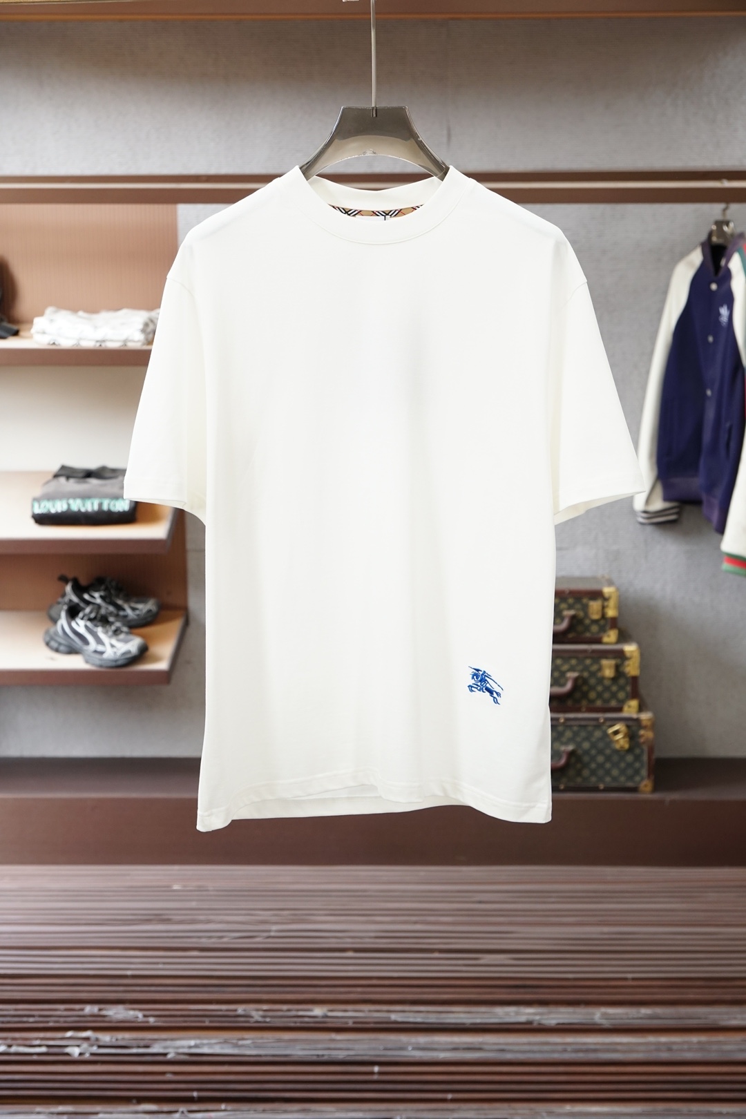 NO:733551,, BBR Burberry Spring/Summer 2026 Advanced Ready-to-Wear Mature Men The most classic solid color commuter versatile and handsome round neck short-sleeved bottoming shirt. Consistently good fit. Imported original ultra-fine imported soft mercerized cotton. The fabric is soft and elastic. Men’s wardrobes are indispensable with basic bottoming shirts. They can be used to match various clothing anytime and anywhere to meet your daily needs. The fabrics and factories we choose are all used by first-line brands, and the clothing design is very simple.  , very low-key design. Dear friends, hurry up and get it!  Sizes M-XX XL (model 173120 pounds M),,burberry,T-shirt,19860909、 BBR 巴宝莉2026春夏 高级成衣 熟男 最经典净色通勤百搭帅气的圆领短袖打底衫 一贯的好版型 进口原版超细进口柔软丝光棉.面料柔软 弹性细腻 男人的衣柜都少不了基础打底衫 随时随地都可以拿来搭配各种服饰 满足您日常生活需求 .我们所选择的面料及工厂都是一线品牌所使用的 ,衣服设计非常的简洁 ,很是低调的设计 亲们赶紧入手！尺码M-XX XL（模特173120斤M）,,burberry,T-shirt,,Men's clothing