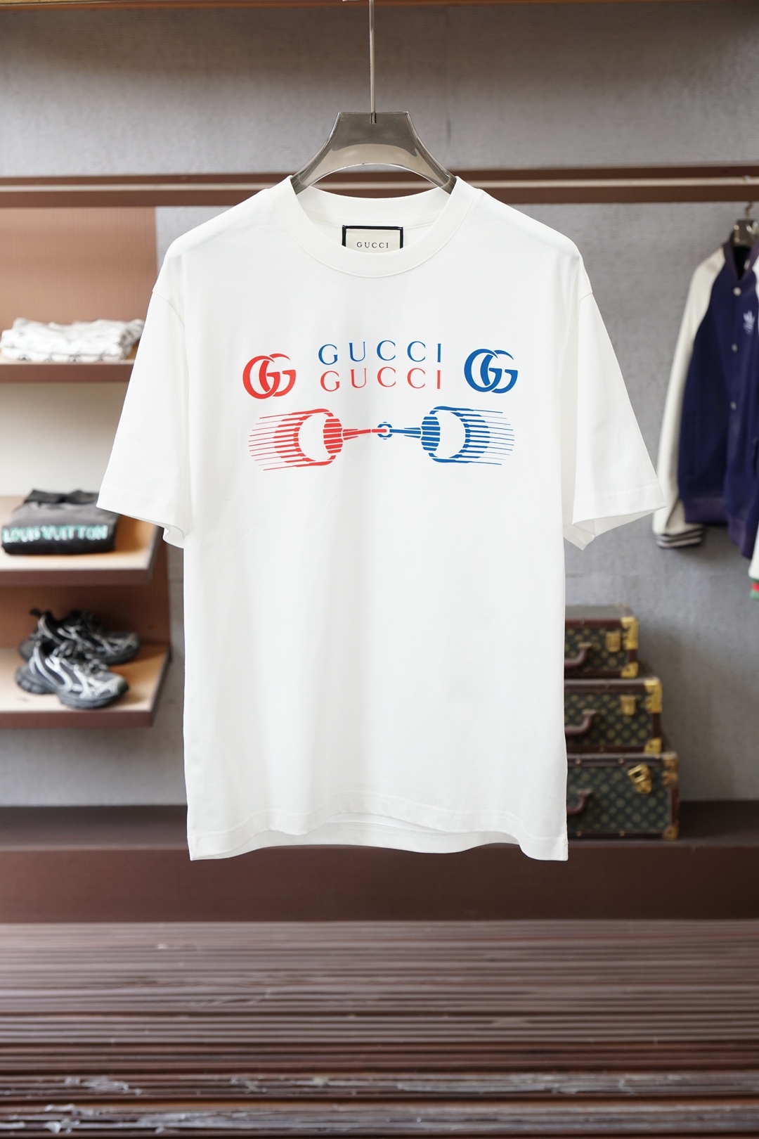 NO:733561,, Gucci Gucci/2026 Spring and Summer High-end Ready-to-Wear Mature Men The most classic solid color commuter versatile and handsome round-neck short-sleeved bottoming shirt. Consistently good fit. Imported original ultra-fine imported soft mercerized cotton. The fabric is soft and elastic. Men’s wardrobes are indispensable for basic bottoming shirts. They can be used to match various clothing anytime and anywhere to meet your daily needs. The fabrics and factories we choose are used by first-line brands. The clothing design is very simple and low-key.  Dear friends, hurry up and get it!  Size M-XX XL (model 173120 pounds M),,gucci,T-shirt,19860909、 Gucci古奇/2026春夏 高级成衣 熟男 最经典净色通勤百搭帅气的圆领短袖打底衫 一贯的好版型 进口原版超细进口柔软丝光棉.面料柔软 弹性细腻 男人的衣柜都少不了基础打底衫 随时随地都可以拿来搭配各种服饰 满足您日常生活需求 .我们所选择的面料及工厂都是一线品牌所使用的 ,衣服设计非常的简洁 ,很是低调的设计 亲们赶紧入手！尺码M-XX XL（模特173120斤M）,,gucci,T-shirt,,Men's clothing