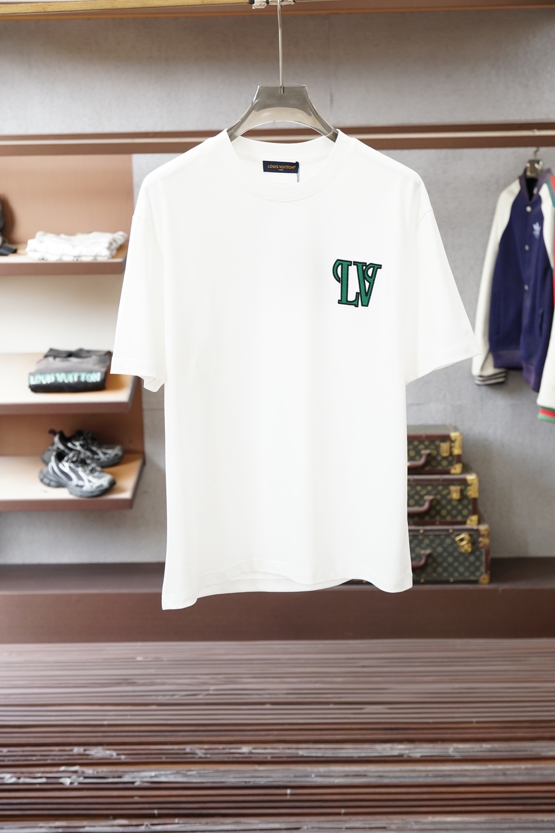 NO:733573,, Lv Louis Vuitton/2026 Spring and Summer High-end Ready-to-Wear Mature Men The most classic solid color commuter versatile and handsome round-neck short-sleeved bottoming shirt. Consistently good fit. Imported original ultra-fine imported soft mercerized cotton. The fabric is soft and elastic. Men’s wardrobes are indispensable for basic bottoming shirts. They can be used to match various clothing anytime and anywhere to meet your daily needs. The fabrics and factories we choose are all used by first-line brands, and the clothing design is very simple.  , very low-key design. Dear friends, hurry up and get it!  Size M-XX XL (model 173120 pounds M),,louis vuitton,louis vuitton,T-shirt,19860909、 Lv 路易威登/2026春夏 高级成衣 熟男 最经典净色通勤百搭帅气的圆领短袖打底衫 一贯的好版型 进口原版超细进口柔软丝光棉.面料柔软 弹性细腻 男人的衣柜都少不了基础打底衫 随时随地都可以拿来搭配各种服饰 满足您日常生活需求 .我们所选择的面料及工厂都是一线品牌所使用的 ,衣服设计非常的简洁 ,很是低调的设计 亲们赶紧入手！尺码M-XX XL（模特173120斤M）,,louis vuitton,louis vuitton,T-shirt,,Men's clothing