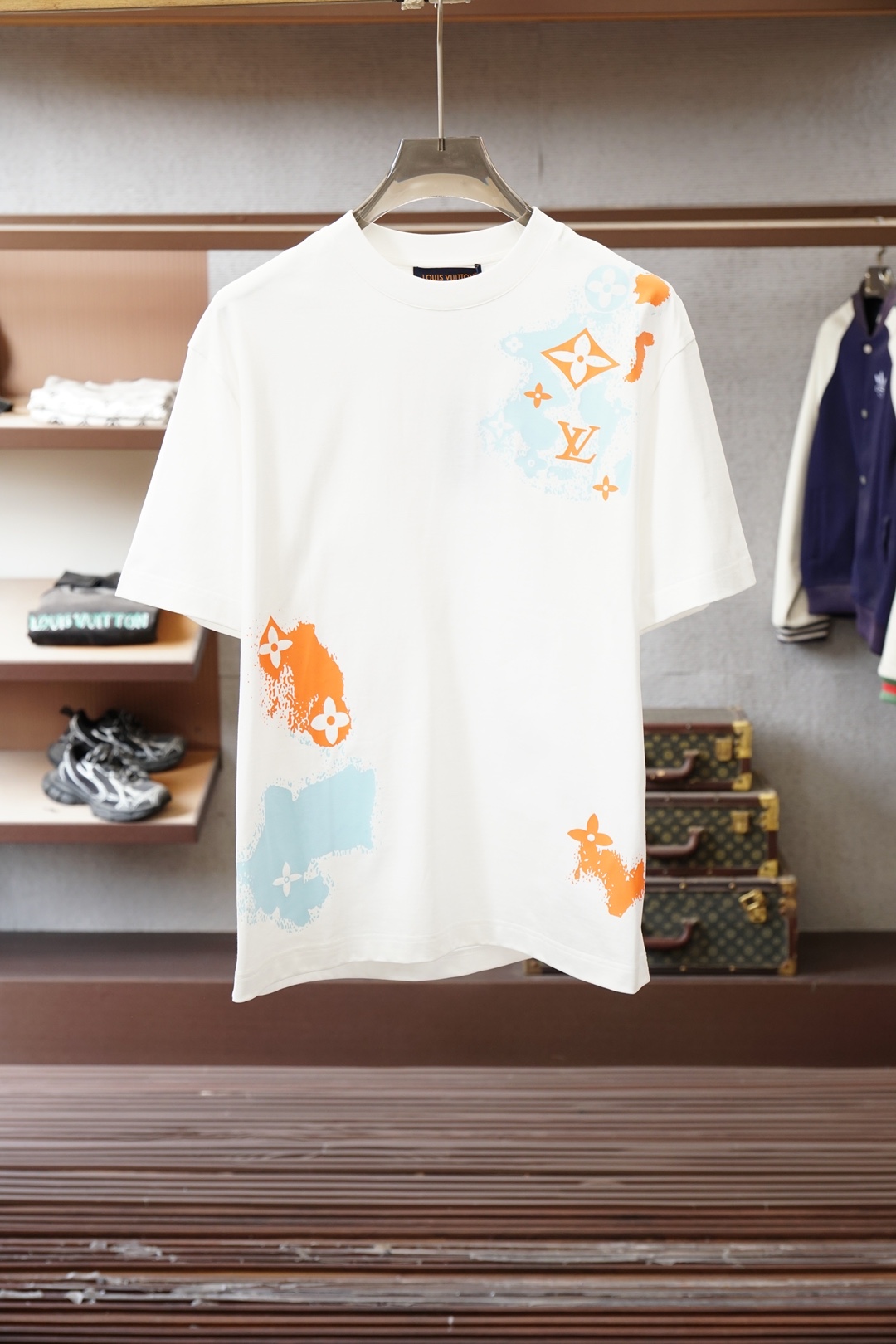 NO:733556,, Lv-Louis Vuitton-2026 Spring and Summer Advanced Ready-to-Wear Mature Men The most classic solid color commuter versatile and handsome round-neck short-sleeved bottoming shirt. Consistently good fit. Imported original ultra-fine imported soft mercerized cotton. The fabric is soft and elastic. Men’s wardrobes are indispensable for basic bottoming shirts. They can be used to match various clothing anytime and anywhere to meet your daily needs. The fabrics and factories we choose are all used by first-line brands, and the clothing design is very simple.  , very low-key design. Dear friends, hurry up and get it!  Size M-XX L (model 173120 pounds M),,louis vuitton,louis vuitton,T-shirt,19860909、 Lv-路易威登-2026春夏 高级成衣 熟男 最经典净色通勤百搭帅气的圆领短袖打底衫 一贯的好版型 进口原版超细进口柔软丝光棉.面料柔软 弹性细腻 男人的衣柜都少不了基础打底衫 随时随地都可以拿来搭配各种服饰 满足您日常生活需求 .我们所选择的面料及工厂都是一线品牌所使用的 ,衣服设计非常的简洁 ,很是低调的设计 亲们赶紧入手！尺码M-XX L（模特173120斤M）,,louis vuitton,louis vuitton,T-shirt,,Men's clothing