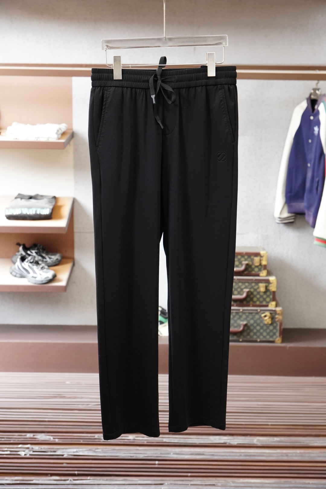 NO:733494,Ermenegildo Zegna - 2026 Early Spring Silk and Linen Casual Pants are online high-value products with synchronized performance and specifications, making your matching more outstanding and diversified. This is also the latest street style this year. It is not only an exclusive interpretation, but also major brands have launched this style one after another. It brings luxury similar to fiber trousers while taking into account the comfort performance of casual trousers, with a functional style effect, showing more class and fashion performance.  Secondly, the trousers are embellished with classic brand elements. This element is definitely a classic among classics. It not only increases the attraction, but also gives people a bright feeling. Coupled with the slim fit and three-dimensional cutting design, the upper body is very slim and stylish, and the matching performance is super outstanding. It easily depicts the style and class, giving people a cool and handsome visual effect. Color: black, blue beige. Size: M L XL 2XL 3XL,,zegna,19860909杰尼亚-2026早春丝麻休闲裤性能与规格同步在线的高颜值产物,让你的搭配更加的出彩,更具备多元化 这也是今年最新的街头风尚,不仅独家在演绎,各大品牌都是相继推出了这种款式它带着类似于纤维裤的奢华兼顾了休闲裤的舒适性能,带着机能风的效果,更显档次与时尚性能感 其次则是裤身经典的品牌元素点缀,这个元素绝对是经典中的经典,增加看点的同时,更是给人一种眼前一亮的感觉 加上修身有度的版型立体裁剪设计,上身十分的显瘦有型,搭配性能超级的出色出彩,轻松的刻画风格段位,给人一种酷帅十足的视觉效果 颜色黑色,蓝米色 码数M L XL 2XL 3XL,,zegna,,Men's clothing