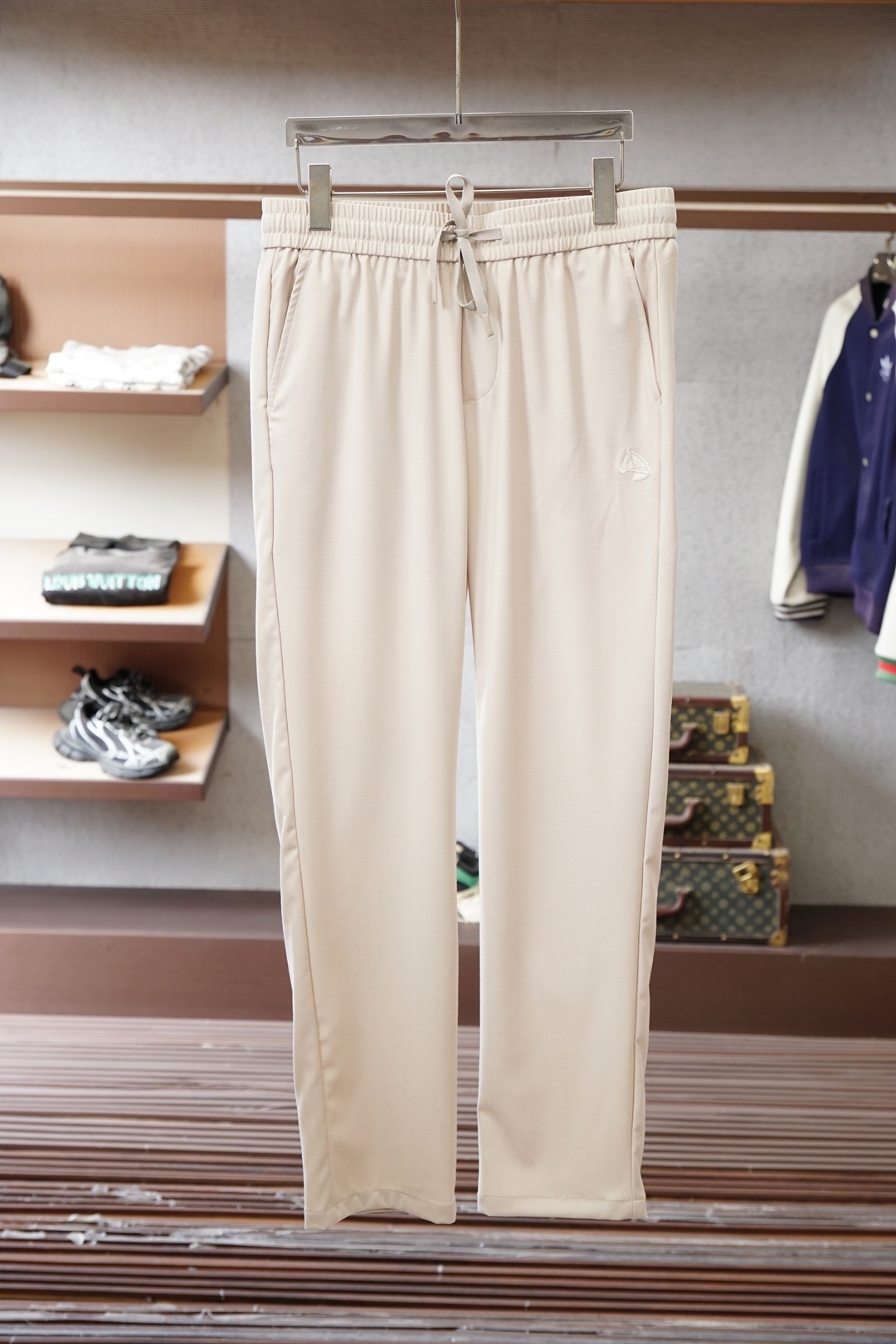 NO:733519,Hermes - Hermes 2026 Early Spring Silk and Linen Casual Pants are online high-value products with synchronized performance and specifications, making your matching more outstanding and diversified. This is also the latest street style this year. It is not only an exclusive interpretation, but also major brands have launched this style one after another. It has a luxury similar to fiber trousers while taking into account the comfort performance of casual trousers, with a functional style effect, showing more class and fashion performance.  Secondly, the trousers are embellished with classic brand elements. This element is definitely a classic among classics. It not only increases the attraction, but also gives people a bright feeling. Coupled with the slim fit and three-dimensional cutting design, the upper body is very slim and stylish. The matching performance is super outstanding. It easily depicts the style segment and gives people a cool and handsome visual effect. Color black, beige. Size M L XL 2XL 3XL, hermes, hermes,19860909爱马仕- Hermes2026早春丝麻休闲裤性能与规格同步在线的高颜值产物,让你的搭配更加的出彩,更具备多元化 这也是今年最新的街头风尚,不仅独家在演绎,各大品牌都是相继推出了这种款式它带着类似于纤维裤的奢华兼顾了休闲裤的舒适性能,带着机能风的效果,更显档次与时尚性能感 其次则是裤身经典的品牌元素点缀,这个元素绝对是经典中的经典,增加看点的同时,更是给人一种眼前一亮的感觉 加上修身有度的版型立体裁剪设计,上身十分的显瘦有型,搭配性能超级的出色出彩,轻松的刻画风格段位,给人一种酷帅十足的视觉效果 颜色黑色,米色 码数M L XL 2XL 3XL,,hermes,hermes,,Men's clothing
