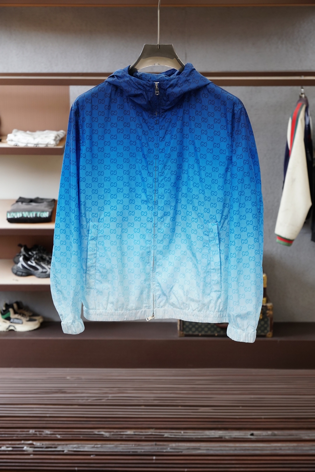 NO:735870,Gucci's new spring and summer jacket has a deep sea gradient blue, and you will fall in love with it at a glance. Gucci's gradient hooded jacket is amazing. It is a natural transition from deep sea blue to clear light blue. It is fully printed with the classic GG pattern, low-key and recognizable. It is light and windproof, just right for spring and summer. It is clean, refreshing, dignified, and the upper body has a full atmosphere #Gucci outfit #gradient jacket #boys' advanced sense of wear #light luxury men's clothing Size M-3XL,,gucci,jackets &  coats, hats,19860909Gucci春夏新品外套深海渐变蓝,一眼沦陷 Gucci这件渐变连帽外套太绝了 从深海蓝到清透浅蓝的自然过渡 满印经典GG纹样,低调又有辨识度 轻薄防风,春夏穿刚刚好 干净、清爽、显贵,上身氛围感拉满 #Gucci穿搭 #渐变外套 #男生高级感穿搭 #轻奢男装 码数M-3XL,,gucci,jackets & coats,hats,,Men's clothing