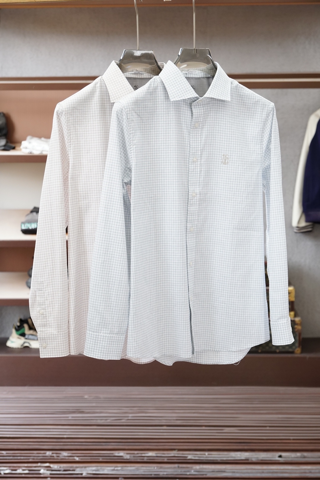 NO:735891,BC-2026 spring and summer new shirt jacket, the family's latest catwalk fashion style men's long-sleeved shirt, high-end Italian original factory, pure blood quality, high-looking best-selling item!  A shirt that is very in line with the family's aesthetic tone. The styling and design style perfectly follows the essence. The collar is exquisitely embroidered. The inner collar and the bottom of the cuffs are designed with the latest plaid bias cut. It has a strong sense of high-end and highlights the brand's status. It is fashionable and fashionable, quite recognizable and light luxury!  Specializing in high-end custom fabrics imported from the original factory, custom-made in the garment process of the old Italian workshops, extremely luxurious and special materials, the fabric properties are all excellent, 100-count double high yarn webbing has elastic effect, the surface is delicate and shiny, the texture is soft and delicate, full of cotton feel, perfect compatibility of comfort and breathability. The details are perfect, and the selected natural colored mother-of-pearl buckles are quite brilliant!  Fashionable and age-reducing, the upper body is full of temperament, elegant and capable, has both style and style, and is a versatile and practical shirt!  Size M-3XL,,,jackets & coats,shirts,19860909BC-2026春夏新款衬衣外套,家族最新走秀时装款男士长袖衬衫,高端意大利原厂出品,纯正血统品质,高颜值热卖单品！ 极符合家族美学基调的一款衬衫,造型设计画风完美沿袭精髓,领子处精美绣花,内领跟袖口底运用最新格子布斜裁进行设计,具有浓郁的高级感,彰显品牌地位,时尚且时髦,颇具辨识度及轻奢感！ 专供原厂进口高级定制面料,意大利老牌工坊成衣工序定制,极度奢华且特殊的材质,面料属性皆为上乘,100支双高纱织带弹力效果,表面细腻有光泽,质地柔软细腻,棉感十足,舒适性与透气性完美兼容. 细节完美如斯,甄选的天然彩色母贝扣,颇为出彩！时髦且减龄,上身满满的气质感,优雅且干练,型格兼具,百搭实穿性极好的一款衬衫！尺码M-3XL,,,jackets & coats,shirts,,Men's clothing