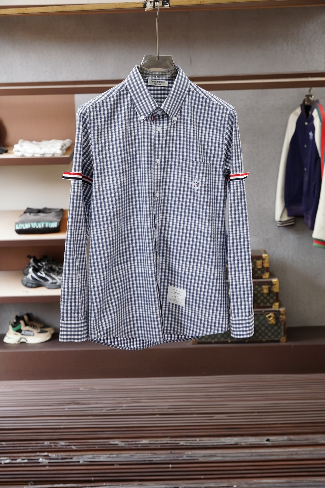 NO:735896,TB, Tom Brown - 2026 spring and summer new shirt jacket, the family's latest catwalk fashion men's long-sleeved shirt, high-end Italian original factory, pure blood quality, good-looking hot-selling item!  A shirt that is very in line with the family's aesthetic tone. The styling and design style perfectly follows the essence. The collar is exquisitely embroidered. The inner collar and the bottom of the cuffs are designed with the latest plaid bias cut. It has a strong sense of high-end and highlights the brand's status. It is fashionable and fashionable, quite recognizable and light luxury!  Specializing in high-end custom fabrics imported from the original factory, custom-made in the garment process of the old Italian workshops, extremely luxurious and special materials, the fabric properties are all excellent, 100-count double high yarn webbing has elastic effect, the surface is delicate and shiny, the texture is soft and delicate, full of cotton feel, perfect compatibility of comfort and breathability. The details are perfect, and the selected natural colored mother-of-pearl buckles are quite brilliant!  Fashionable and age-reducing, the upper body is full of temperament, elegant and capable, has both style and style, and is a versatile and practical shirt!  Size M-3XL,,,thom browne,jackets & coats,shirts,19860909TB,汤姆布朗-2026春夏新款衬衣外套,家族最新走秀时装款男士长袖衬衫,高端意大利原厂出品,纯正血统品质,高颜值热卖单品！ 极符合家族美学基调的一款衬衫,造型设计画风完美沿袭精髓,领子处精美绣花,内领跟袖口底运用最新格子布斜裁进行设计,具有浓郁的高级感,彰显品牌地位,时尚且时髦,颇具辨识度及轻奢感！ 专供原厂进口高级定制面料,意大利老牌工坊成衣工序定制,极度奢华且特殊的材质,面料属性皆为上乘,100支双高纱织带弹力效果,表面细腻有光泽,质地柔软细腻,棉感十足,舒适性与透气性完美兼容. 细节完美如斯,甄选的天然彩色母贝扣,颇为出彩！时髦且减龄,上身满满的气质感,优雅且干练,型格兼具,百搭实穿性极好的一款衬衫！尺码M-3XL,,,thom browne,jackets & coats,shirts,,Men's clothing