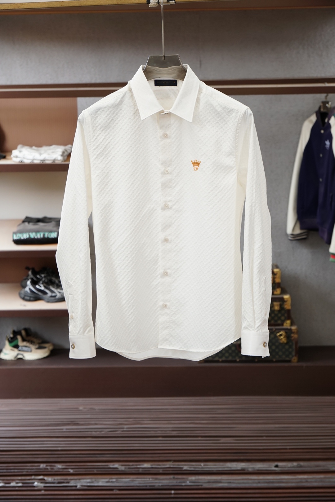 NO:735906,LV Louis Vuitton, 2026 spring and summer new shirt jacket, the latest catwalk fashion model of the family, men's long-sleeved shirt, high-end Italian original factory, pure blood quality, good-looking hot-selling item!  A shirt that is very in line with the family's aesthetic tone. The styling and design style perfectly follows the essence. The collar is exquisitely embroidered. The inner collar and the bottom of the cuffs are designed with the latest plaid bias cut. It has a strong sense of high-end and highlights the brand's status. It is fashionable and fashionable, quite recognizable and light luxury!  Specializing in high-end custom fabrics imported from the original factory, custom-made in the garment process of the old Italian workshops, extremely luxurious and special materials, the fabric properties are all excellent, 100-count double high yarn webbing has elastic effect, the surface is delicate and shiny, the texture is soft and delicate, full of cotton feel, perfect compatibility of comfort and breathability. The details are perfect, and the selected natural colored mother-of-pearl buckles are quite brilliant!  Fashionable and age-reducing, the upper body is full of temperament, elegant and capable, has both style and style, and is a versatile and practical shirt!  Size M-3XL,,,louis vuitton,louis vuitton,jackets & coats,shirts,19860909Lv 路易威登,2026春夏新款衬衣外套,家族最新走秀时装款男士长袖衬衫,高端意大利原厂出品,纯正血统品质,高颜值热卖单品！ 极符合家族美学基调的一款衬衫,造型设计画风完美沿袭精髓,领子处精美绣花,内领跟袖口底运用最新格子布斜裁进行设计,具有浓郁的高级感,彰显品牌地位,时尚且时髦,颇具辨识度及轻奢感！ 专供原厂进口高级定制面料,意大利老牌工坊成衣工序定制,极度奢华且特殊的材质,面料属性皆为上乘,100支双高纱织带弹力效果,表面细腻有光泽,质地柔软细腻,棉感十足,舒适性与透气性完美兼容. 细节完美如斯,甄选的天然彩色母贝扣,颇为出彩！时髦且减龄,上身满满的气质感,优雅且干练,型格兼具,百搭实穿性极好的一款衬衫！尺码M-3XL,,,louis vuitton,louis vuitton,jackets & coats,shirts,,Men's clothing