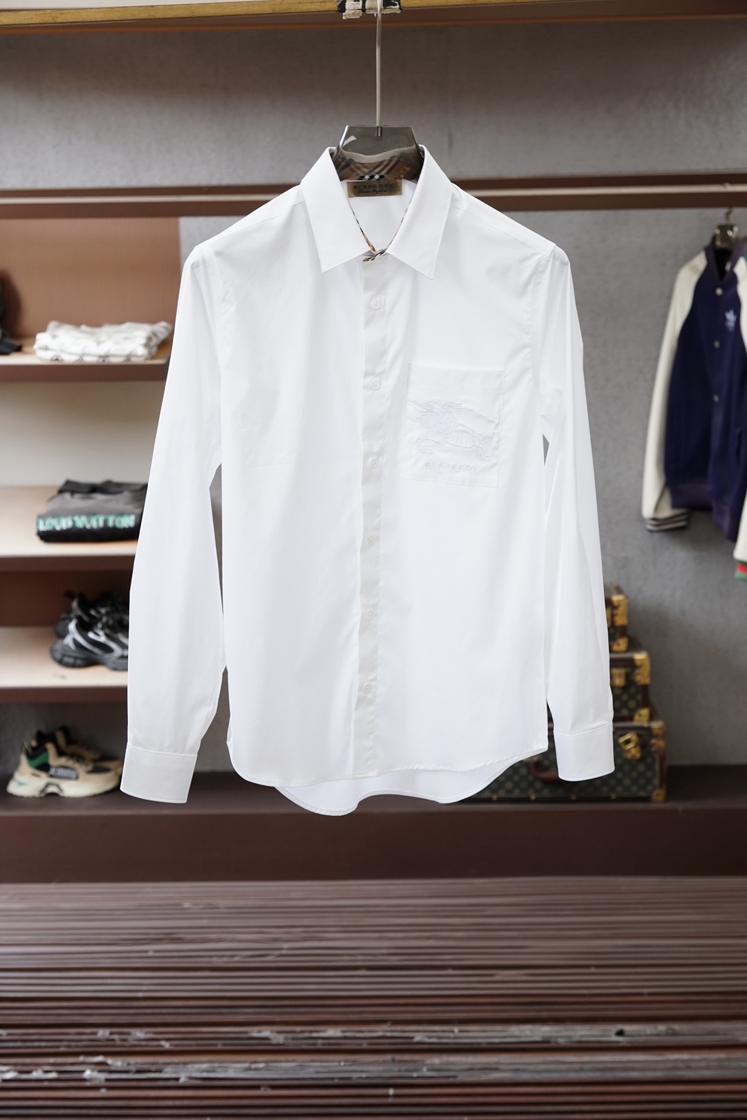 NO:735901,BBR Burberry's new 2026 spring and summer shirt jacket, the family's latest catwalk fashion men's long-sleeved shirt, high-end Italian original factory, pure blood quality, good-looking and hot-selling item!  A shirt that is very in line with the family's aesthetic tone. The styling and design style perfectly follows the essence. The collar is exquisitely embroidered. The inner collar and the bottom of the cuffs are designed with the latest plaid bias cut. It has a strong sense of high-end and highlights the brand's status. It is fashionable and fashionable, quite recognizable and light luxury!  Specializing in high-end custom fabrics imported from the original factory, custom-made in the garment process of the old Italian workshops, extremely luxurious and special materials, the fabric properties are all excellent, 100-count double high yarn webbing has elastic effect, the surface is delicate and shiny, the texture is soft and delicate, full of cotton feel, perfect compatibility of comfort and breathability. The details are perfect, and the selected natural colored mother-of-pearl buckles are quite brilliant!  Fashionable and age-reducing, the upper body is full of temperament, elegant and capable, has both style and style, and is a versatile and practical shirt!  Size M-3XL,,,burberry,jackets & coats,shirts,19860909BBR 巴宝莉2026春夏新款衬衣外套,家族最新走秀时装款男士长袖衬衫,高端意大利原厂出品,纯正血统品质,高颜值热卖单品！ 极符合家族美学基调的一款衬衫,造型设计画风完美沿袭精髓,领子处精美绣花,内领跟袖口底运用最新格子布斜裁进行设计,具有浓郁的高级感,彰显品牌地位,时尚且时髦,颇具辨识度及轻奢感！ 专供原厂进口高级定制面料,意大利老牌工坊成衣工序定制,极度奢华且特殊的材质,面料属性皆为上乘,100支双高纱织带弹力效果,表面细腻有光泽,质地柔软细腻,棉感十足,舒适性与透气性完美兼容. 细节完美如斯,甄选的天然彩色母贝扣,颇为出彩！时髦且减龄,上身满满的气质感,优雅且干练,型格兼具,百搭实穿性极好的一款衬衫！尺码M-3XL,,,burberry,jackets & coats,shirts,,Men's clothing