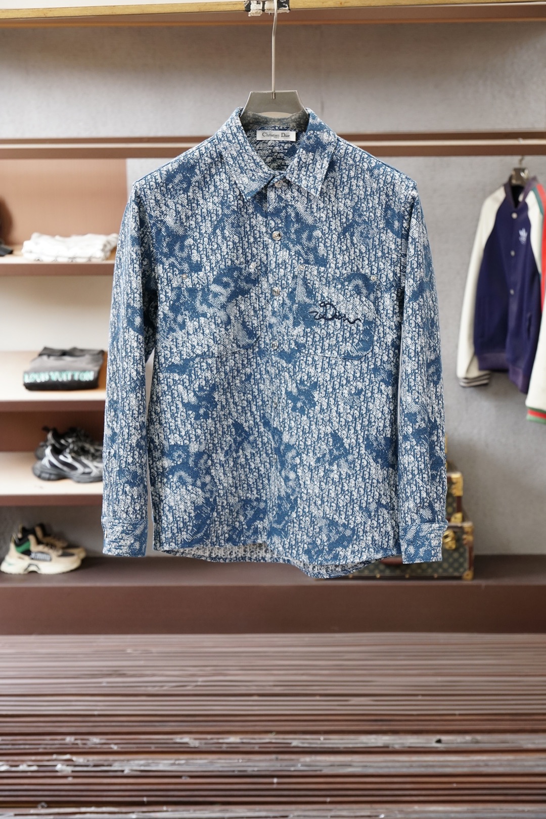 NO:735911,Dior's 2026 spring and summer new shirt jacket, the family's latest catwalk fashion men's long-sleeved shirt, high-end Italian original factory, pure blood, high quality, good looks, best-selling item!  A shirt that is very in line with the aesthetic tone of the family. The design style perfectly follows the essence. The inner collar and the bottom of the cuffs are designed with the latest plaid bias cut. It has a strong sense of high-end and highlights the brand status. It is fashionable and fashionable, quite recognizable and light luxury!  Specializing in high-end custom fabrics imported from the original factory, custom-made in the garment process of the old Italian workshops, extremely luxurious and special materials, the fabric properties are all excellent, 100-count double high yarn webbing has elastic effect, the surface is delicate and shiny, the texture is soft and delicate, full of cotton feel, perfect compatibility of comfort and breathability. The details are perfect, and the selected natural colored mother-of-pearl buckles are quite brilliant!  Fashionable and age-reducing, the upper body is full of temperament, elegant and capable, has both style and style, and is a versatile and practical shirt!  Size M-3XL,,,dior,dior,jackets & coats,shirts,19860909Dior迪奥2026春夏新品衬衣外套,家族最新走秀时装款男士长袖衬衫,高端意大利原厂出品,纯正血统品质高颜值热卖单品！ 极符合家族美学基调的一款衬衫,造型设计画风完美沿袭精髓,内领跟袖口底运用最新格子布斜裁进行设计,具有浓郁的高级感,彰显品牌地位,时尚且时髦,颇具辨识度及轻奢感！ 专供原厂进口高级定制面料,意大利老牌工坊成衣工序定制,极度奢华且特殊的材质,面料属性皆为上乘,100支双高纱织带弹力效果,表面细腻有光泽,质地柔软细腻,棉感十足,舒适性与透气性完美兼容. 细节完美如斯,甄选的天然彩色母贝扣,颇为出彩！时髦且减龄,上身满满的气质感,优雅且干练,型格兼具,百搭实穿性极好的一款衬衫！尺码M-3XL,,,dior,dior,jackets & coats,shirts,,Men's clothing