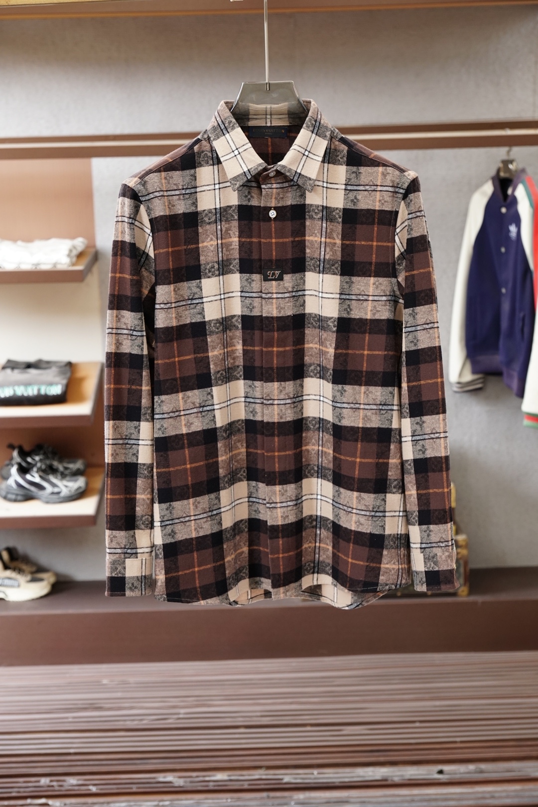 NO:735886,LV jacquard plaid shirt, 2026 spring and summer new shirt jacket, the latest family catwalk fashion men's long-sleeved shirt, high-end Italian original factory, pure blood quality, high-looking best-selling item!  A shirt that is very in line with the family's aesthetic tone. The styling and design style perfectly follows the essence. The collar is exquisitely embroidered. The inner collar and the bottom of the cuffs are designed with the latest plaid bias cut. It has a strong sense of high-end and highlights the brand's status. It is fashionable and fashionable, quite recognizable and light luxury!  Specializing in high-end custom fabrics imported from the original factory, custom-made in the garment process of the old Italian workshops, extremely luxurious and special materials, the fabric properties are all excellent, 100-count double high yarn webbing has elastic effect, the surface is delicate and shiny, the texture is soft and delicate, full of cotton feel, perfect compatibility of comfort and breathability. The details are perfect, and the selected natural colored mother-of-pearl buckles are quite brilliant!  Fashionable and age-reducing, the upper body is full of temperament, elegant and capable, has both style and style, and is a versatile and practical shirt!  Size M-3XL,,,louis vuitton,jackets & coats,shirts,19860909Lv 提花格子衬衣, 2026春夏新款衬衣外套,家族最新走秀时装款男士长袖衬衫,高端意大利原厂出品,纯正血统品质,高颜值热卖单品！ 极符合家族美学基调的一款衬衫,造型设计画风完美沿袭精髓,领子处精美绣花,内领跟袖口底运用最新格子布斜裁进行设计,具有浓郁的高级感,彰显品牌地位,时尚且时髦,颇具辨识度及轻奢感！ 专供原厂进口高级定制面料,意大利老牌工坊成衣工序定制,极度奢华且特殊的材质,面料属性皆为上乘,100支双高纱织带弹力效果,表面细腻有光泽,质地柔软细腻,棉感十足,舒适性与透气性完美兼容. 细节完美如斯,甄选的天然彩色母贝扣,颇为出彩！时髦且减龄,上身满满的气质感,优雅且干练,型格兼具,百搭实穿性极好的一款衬衫！尺码M-3XL,,,louis vuitton,jackets & coats,shirts,,Men's clothing