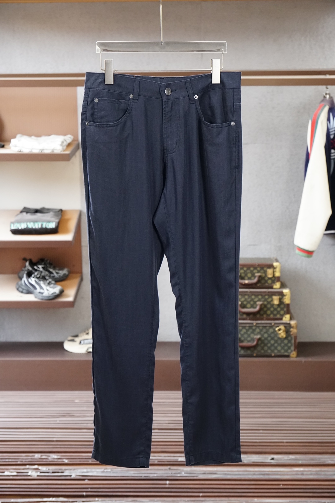 NO:735875,LP, 2026 spring and summer cotton and linen, high-end pure white trousers, simple and high-end. Selected cotton fabrics, with a delicate and crisp touch. Neat straight cut, modifying the leg shape and showing slenderness. The leather label on the back waist is embellished, low-key showing the quality. The first choice for daily commuting and light business wear #光luxurymenwear #whitejeans #luxurywear #Men's trousers,,loro piana,jeans,19860909LP,2026春夏棉加亚麻,高阶纯白长裤,简约即高级 精选棉质面料,触感细腻挺括 利落直筒剪裁,修饰腿型显修长 后腰皮标点缀,低调彰显品质 日常通勤、轻商务穿搭首选 #轻奢男装 #白色牛仔裤 #高级感穿搭 #男士长裤,,loro piana,jeans,,Men's clothing