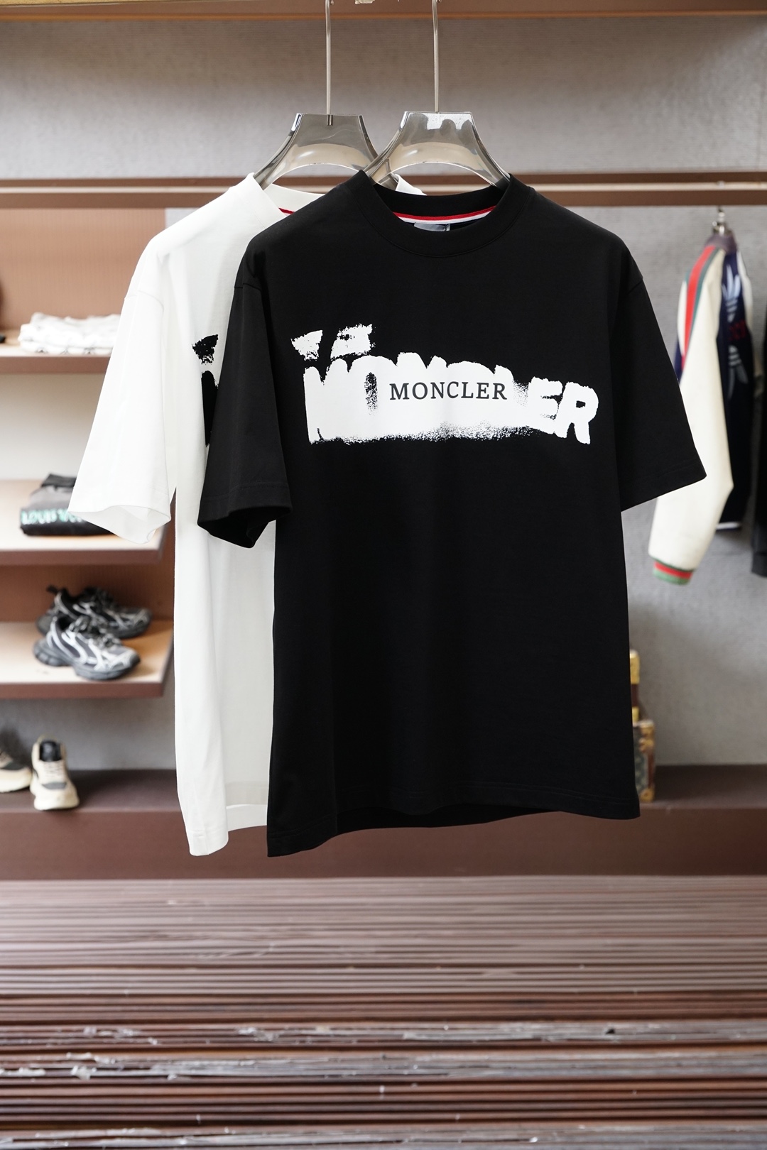 NO:735871,, Meng Mouth, 2026 spring and summer, high-end ready-to-wear, mature men, the most classic solid color commuter versatile and handsome round-neck short-sleeved bottoming shirt. Consistently good fit. Imported original ultra-fine imported soft mercerized cotton. The fabric is soft and elastic. Men’s wardrobes are indispensable for basic bottoming shirts. They can be used to match various clothing anytime and anywhere to meet your daily needs. The fabrics and factories we choose are used by first-line brands. The clothing design is very simple and low-key.  Dear friends, hurry up and get it!  Size M-XX XL (model 173120 pounds M),,Moncler,T-shirt,19860909、 蒙口,2026春夏 高级成衣 熟男 最经典净色通勤百搭帅气的圆领短袖打底衫 一贯的好版型 进口原版超细进口柔软丝光棉.面料柔软 弹性细腻 男人的衣柜都少不了基础打底衫 随时随地都可以拿来搭配各种服饰 满足您日常生活需求 .我们所选择的面料及工厂都是一线品牌所使用的 ,衣服设计非常的简洁 ,很是低调的设计 亲们赶紧入手！尺码M-XX XL（模特173120斤M）,,Moncler,T-shirt,,Men's clothing