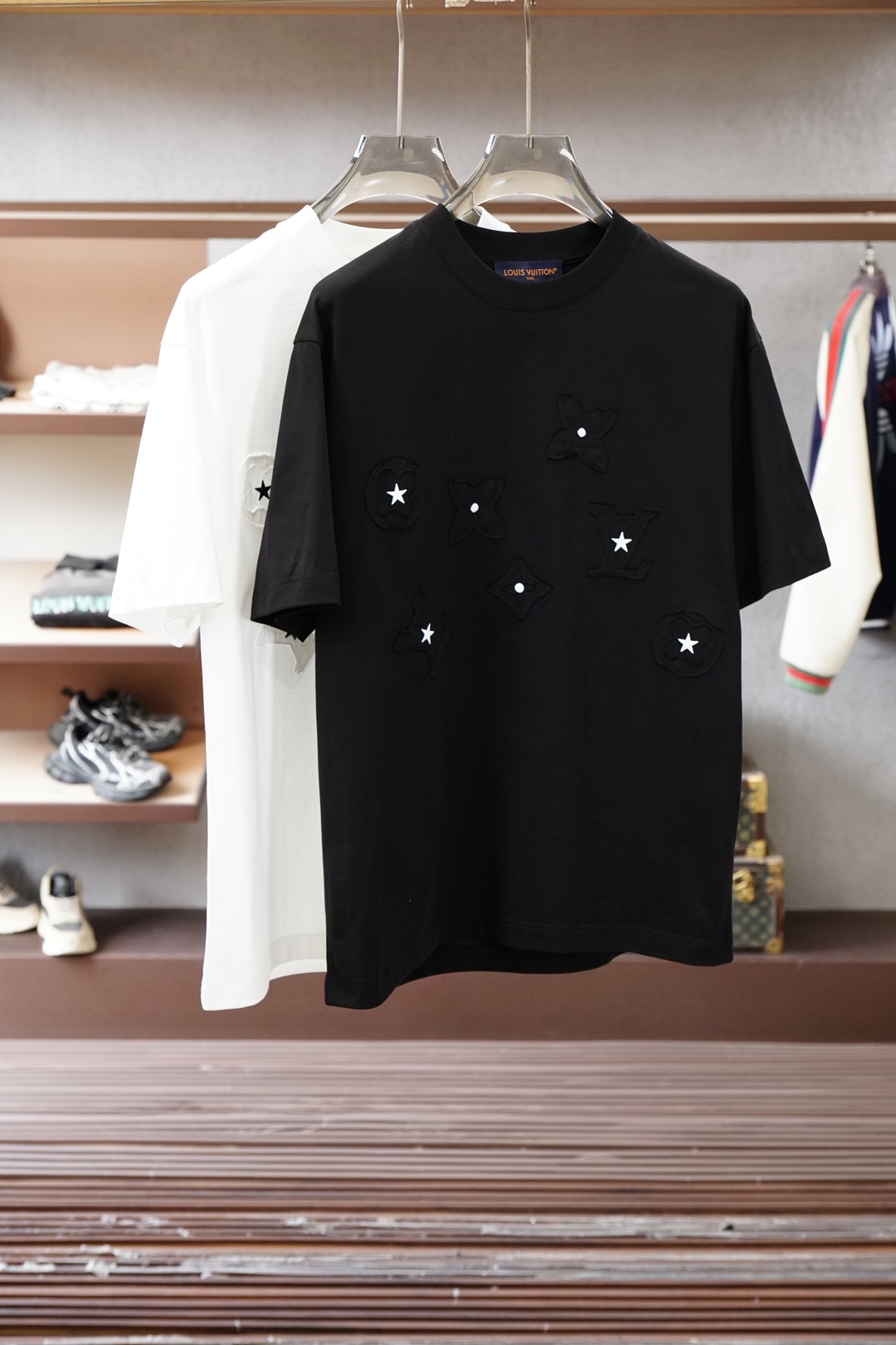 NO:735909,, LV 2026 Spring and Summer Advanced Ready-to-Wear Mature Men The most classic solid color commuting, versatile and handsome round-neck short-sleeved bottoming shirt. Consistently good fit. Imported original ultra-fine imported soft mercerized cotton. The fabric is soft and elastic. Basic bottoming shirts are indispensable in men’s wardrobes. They can be used to match various clothing anytime and anywhere to meet your daily needs. The fabrics and factories we choose are used by first-line brands. The clothing design is very simple and low-key.  Dear friends, hurry up and get it!  Size M-XX XL (model 173120 pounds M),,louis vuitton,T-shirt,19860909、 LV 2026春夏 高级成衣 熟男 最经典净色通勤百搭帅气的圆领短袖打底衫 一贯的好版型 进口原版超细进口柔软丝光棉.面料柔软 弹性细腻 男人的衣柜都少不了基础打底衫 随时随地都可以拿来搭配各种服饰 满足您日常生活需求 .我们所选择的面料及工厂都是一线品牌所使用的 ,衣服设计非常的简洁 ,很是低调的设计 亲们赶紧入手！尺码M-XX XL（模特173120斤M）,,louis vuitton,T-shirt,,Men's clothing