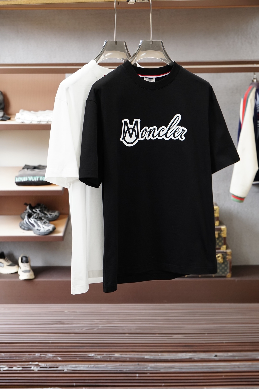 NO:735904,, Meng Mouth/2026 Spring and Summer High-end Ready-to-Wear Mature Men The most classic solid color commuter versatile and handsome round-neck short-sleeved bottoming shirt. Consistently good fit. Imported original ultra-fine imported soft mercerized cotton. The fabric is soft and elastic. Basic bottoming shirts are indispensable in men's wardrobes. They can be used to match various clothing anytime and anywhere to meet your daily needs. The fabrics and factories we choose are used by first-line brands. The clothing design is very simple and low-key.  Dear friends, hurry up and get it!  Size M-XX XL (model 173120 pounds M),,Moncler,T-shirt,19860909、 蒙口/2026春夏 高级成衣 熟男 最经典净色通勤百搭帅气的圆领短袖打底衫 一贯的好版型 进口原版超细进口柔软丝光棉.面料柔软 弹性细腻 男人的衣柜都少不了基础打底衫 随时随地都可以拿来搭配各种服饰 满足您日常生活需求 .我们所选择的面料及工厂都是一线品牌所使用的 ,衣服设计非常的简洁 ,很是低调的设计 亲们赶紧入手！尺码M-XX XL（模特173120斤M）,,Moncler,T-shirt,,Men's clothing