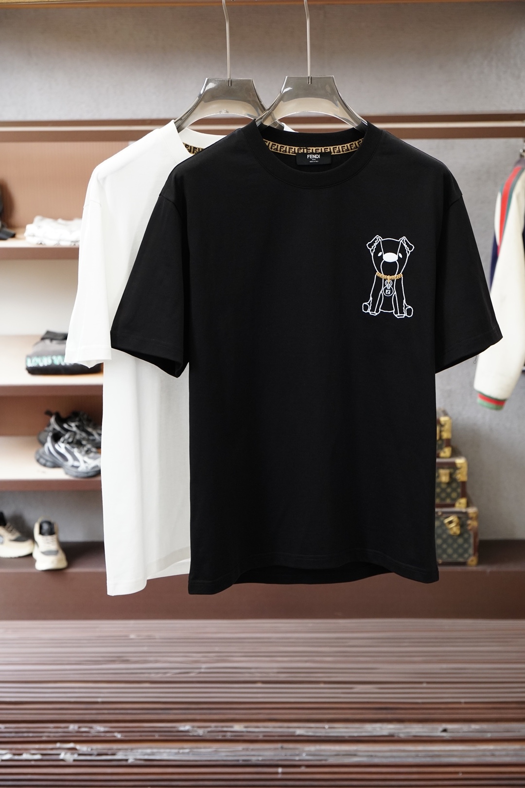 NO:735899,, Fendi Fendi-2026 spring and summer high-end ready-to-wear for mature men. The most classic solid color commuter versatile and handsome round-neck short-sleeved bottoming shirt. Consistently good fit. Imported original ultra-fine imported soft mercerized cotton. The fabric is soft and elastic. Men’s wardrobes are indispensable for basic bottoming shirts. They can be used to match various clothing anytime and anywhere to meet your daily needs. The fabrics and factories we choose are used by first-line brands. The clothing design is very simple and low-key.  Dear friends, hurry up and get it!  Sizes M-XX XL (model 173120 pounds M),,fendi,fendi,T-shirt,19860909、 Fendi芬迪-2026春夏 高级成衣 熟男 最经典净色通勤百搭帅气的圆领短袖打底衫 一贯的好版型 进口原版超细进口柔软丝光棉.面料柔软 弹性细腻 男人的衣柜都少不了基础打底衫 随时随地都可以拿来搭配各种服饰 满足您日常生活需求 .我们所选择的面料及工厂都是一线品牌所使用的 ,衣服设计非常的简洁 ,很是低调的设计 亲们赶紧入手！尺码M-XX XL（模特173120斤M）,,fendi,fendi,T-shirt,,Men's clothing