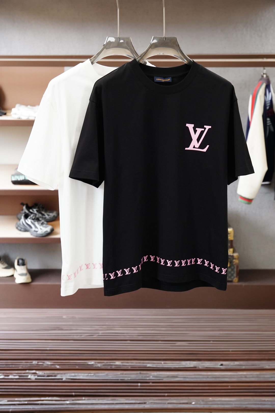 NO:735884,, Lv Louis Vuitton-2026 Spring and Summer Advanced Ready-to-Wear Mature Men The most classic solid color commuter versatile and handsome round-neck short-sleeved bottoming shirt. Consistently good fit. Imported original ultra-fine imported soft mercerized cotton. The fabric is soft and elastic. Men’s wardrobes are indispensable for basic bottoming shirts. They can be used to match various clothing anytime and anywhere to meet your daily needs. The fabrics and factories we choose are all used by first-line brands, and the clothing design is very simple.  , very low-key design. Dear friends, hurry up and get it!  Size M-XX XL (model 173120 pounds M),,louis vuitton,louis vuitton,T-shirt,19860909、 Lv 路易威登-2026春夏 高级成衣 熟男 最经典净色通勤百搭帅气的圆领短袖打底衫 一贯的好版型 进口原版超细进口柔软丝光棉.面料柔软 弹性细腻 男人的衣柜都少不了基础打底衫 随时随地都可以拿来搭配各种服饰 满足您日常生活需求 .我们所选择的面料及工厂都是一线品牌所使用的 ,衣服设计非常的简洁 ,很是低调的设计 亲们赶紧入手！尺码M-XX XL（模特173120斤M）,,louis vuitton,louis vuitton,T-shirt,,Men's clothing