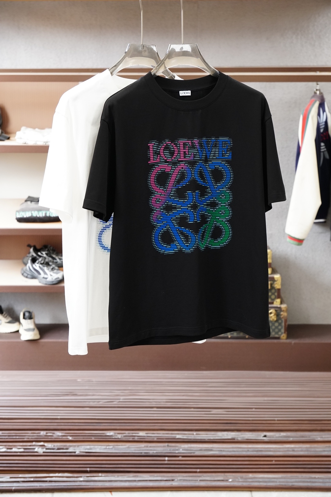 NO:735878,, Loewe Luo Yiwei/2026 Spring and Summer High-end Ready-to-Wear Mature Men The most classic solid color commuter versatile and handsome round-neck short-sleeved bottoming shirt. Consistently good fit. Imported original ultra-fine imported soft mercerized cotton. The fabric is soft and elastic. Men’s wardrobes are indispensable for basic bottoming shirts. They can be used to match various clothing anytime and anywhere to meet your daily needs. The fabrics and factories we choose are all used by first-line brands, and the clothing design is very simple.  , very low-key design. Dear friends, hurry up and get it!  Size M-XX XL (model 173120 pounds M),,loewe,loewe,T-shirt,19860909、 Loewe罗意威/2026春夏 高级成衣 熟男 最经典净色通勤百搭帅气的圆领短袖打底衫 一贯的好版型 进口原版超细进口柔软丝光棉.面料柔软 弹性细腻 男人的衣柜都少不了基础打底衫 随时随地都可以拿来搭配各种服饰 满足您日常生活需求 .我们所选择的面料及工厂都是一线品牌所使用的 ,衣服设计非常的简洁 ,很是低调的设计 亲们赶紧入手！尺码M-XX XL（模特173120斤M）,,loewe,loewe,T-shirt,,Men's clothing