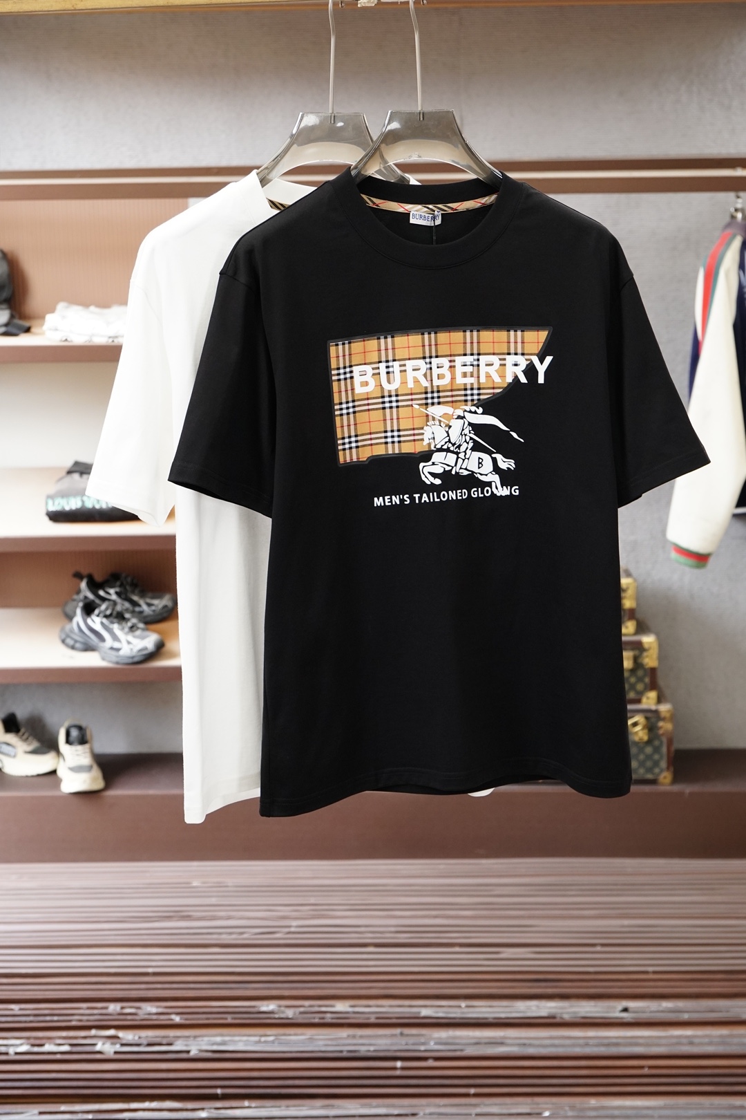 NO:735936,, BBR Burberry - 2026 Spring and Summer Advanced Ready-to-Wear Mature Men The most classic solid color commuter versatile and handsome round neck short-sleeved bottoming shirt. Consistently good fit. Imported original ultra-fine imported soft mercerized cotton. The fabric is soft and elastic. Men's wardrobes are indispensable with basic bottoming shirts. They can be used to match various clothing anytime and anywhere to meet your daily needs. The fabrics and factories we choose are all used by first-line brands, and the clothing design is very simple.  , very low-key design. Dear friends, hurry up and get it!  Sizes M-XX XL (model 173120 pounds M),,burberry,T-shirt,19860909、 BBR 巴宝莉-2026春夏 高级成衣 熟男 最经典净色通勤百搭帅气的圆领短袖打底衫 一贯的好版型 进口原版超细进口柔软丝光棉.面料柔软 弹性细腻 男人的衣柜都少不了基础打底衫 随时随地都可以拿来搭配各种服饰 满足您日常生活需求 .我们所选择的面料及工厂都是一线品牌所使用的 ,衣服设计非常的简洁 ,很是低调的设计 亲们赶紧入手！尺码M-XX XL（模特173120斤M）,,burberry,T-shirt,,Men's clothing