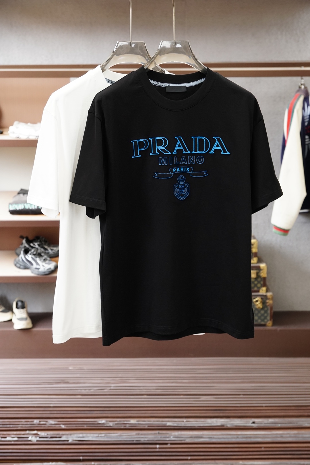 NO:735931,, Prada Prada/2026 Spring and Summer High-end Ready-to-Wear Mature Men The most classic solid color commuter versatile and handsome round-neck short-sleeved bottoming shirt. Consistently good fit. Imported original ultra-fine imported soft mercerized cotton. The fabric is soft and elastic. Basic bottoming shirts are indispensable in men's wardrobes. They can be used to match various clothing anytime and anywhere to meet your daily needs. The fabrics and factories we choose are all used by first-line brands, and the clothing design is very simple.  , very low-key design. Dear friends, hurry up and get it!  Sizes M-XX XL (model 173120 pounds M),, prada, prada, T-shirt,19860909、 Prada 普拉达/2026春夏 高级成衣 熟男 最经典净色通勤百搭帅气的圆领短袖打底衫 一贯的好版型 进口原版超细进口柔软丝光棉.面料柔软 弹性细腻 男人的衣柜都少不了基础打底衫 随时随地都可以拿来搭配各种服饰 满足您日常生活需求 .我们所选择的面料及工厂都是一线品牌所使用的 ,衣服设计非常的简洁 ,很是低调的设计 亲们赶紧入手！尺码M-XX XL（模特173120斤M）,,prada,prada,T-shirt,,Men's clothing