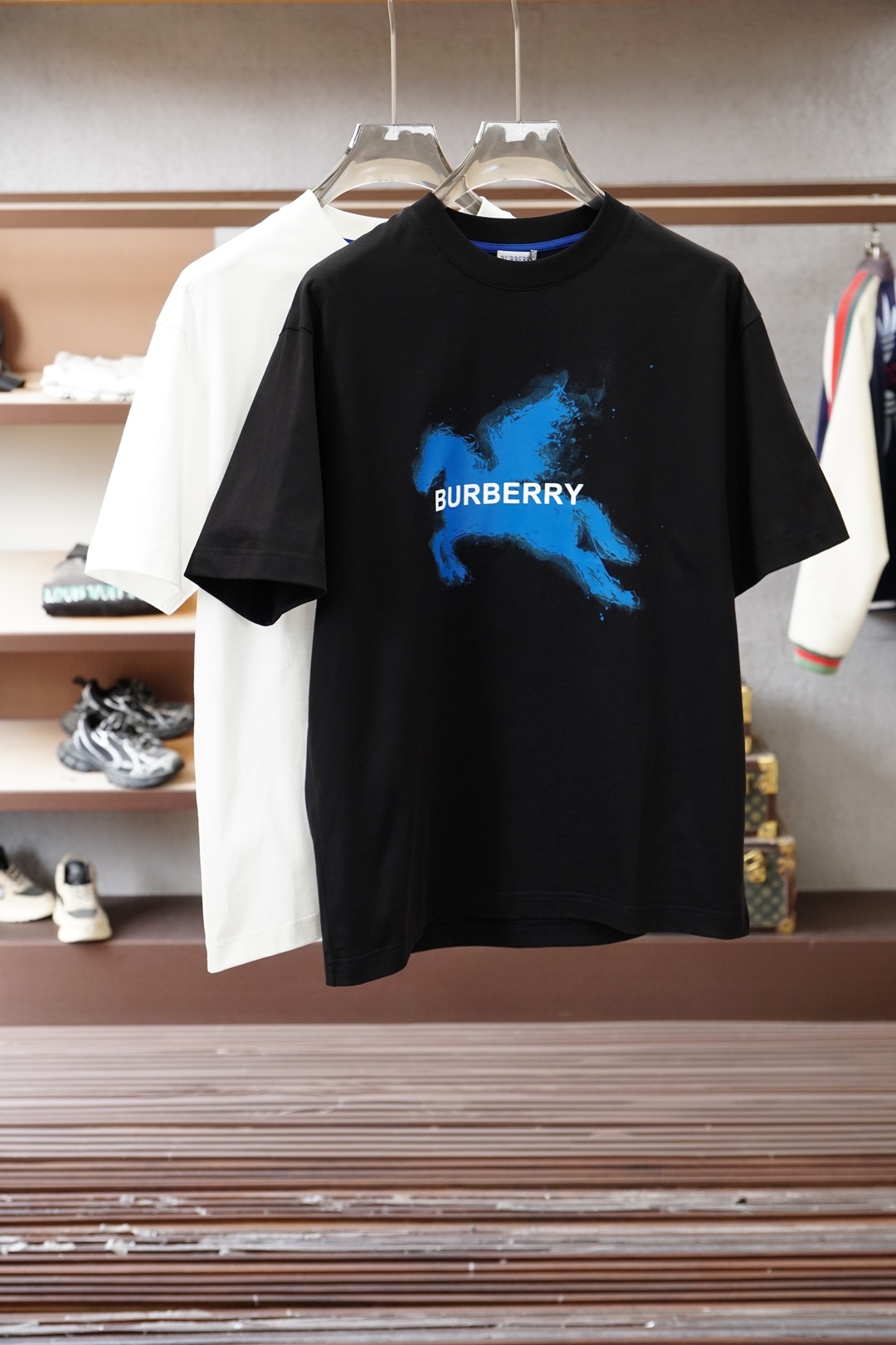 NO:735889,, BBR Burberry - 2026 Spring and Summer Advanced Ready-to-Wear Mature Men The most classic solid color commuter versatile and handsome round neck short-sleeved bottoming shirt. Consistently good fit. Imported original ultra-fine imported soft mercerized cotton. The fabric is soft and elastic. Men's wardrobes are indispensable with basic bottoming shirts. They can be used to match various clothing anytime and anywhere to meet your daily needs. The fabrics and factories we choose are all used by first-line brands, and the clothing design is very simple.  , very low-key design. Dear friends, hurry up and get it!  Sizes M-XX XL (model 173120 pounds M),,burberry,T-shirt,19860909、 BBR 巴宝莉-2026春夏 高级成衣 熟男 最经典净色通勤百搭帅气的圆领短袖打底衫 一贯的好版型 进口原版超细进口柔软丝光棉.面料柔软 弹性细腻 男人的衣柜都少不了基础打底衫 随时随地都可以拿来搭配各种服饰 满足您日常生活需求 .我们所选择的面料及工厂都是一线品牌所使用的 ,衣服设计非常的简洁 ,很是低调的设计 亲们赶紧入手！尺码M-XX XL（模特173120斤M）,,burberry,T-shirt,,Men's clothing