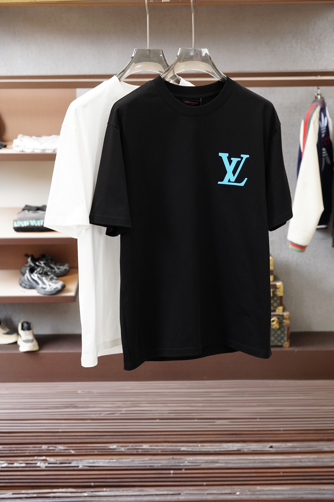 NO:735894,, Lv Louis Vuitton/2026 Spring and Summer High-end Ready-to-Wear Mature Men The most classic solid color commuter versatile and handsome round-neck short-sleeved bottoming shirt. Consistently good fit. Imported original ultra-fine imported soft mercerized cotton. The fabric is soft and elastic. Men’s wardrobes are indispensable for basic bottoming shirts. They can be used to match various clothing anytime and anywhere to meet your daily needs. The fabrics and factories we choose are all used by first-line brands, and the clothing design is very simple.  , very low-key design. Dear friends, hurry up and get it!  Size M-XX XL (model 173120 pounds M),,louis vuitton,louis vuitton,T-shirt,19860909、 Lv 路易威登/2026春夏 高级成衣 熟男 最经典净色通勤百搭帅气的圆领短袖打底衫 一贯的好版型 进口原版超细进口柔软丝光棉.面料柔软 弹性细腻 男人的衣柜都少不了基础打底衫 随时随地都可以拿来搭配各种服饰 满足您日常生活需求 .我们所选择的面料及工厂都是一线品牌所使用的 ,衣服设计非常的简洁 ,很是低调的设计 亲们赶紧入手！尺码M-XX XL（模特173120斤M）,,louis vuitton,louis vuitton,T-shirt,,Men's clothing