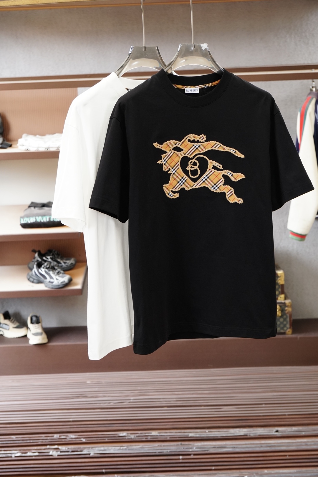 NO:735903,, BBR Burberry_2026 Spring and Summer High-end Ready-to-Wear Mature Men The most classic solid color commuter versatile and handsome round-neck short-sleeved bottoming shirt. Consistently good fit. Imported original ultra-fine imported soft mercerized cotton. The fabric is soft and elastic. Men’s wardrobes are indispensable for basic bottoming shirts. They can be used to match various clothing anytime and anywhere to meet your daily needs. The fabrics and factories we choose are used by first-line brands, and the clothing design is very simple.  , very low-key design. Dear friends, hurry up and get it!  Sizes M-XX XL (model 173120 pounds M),,burberry,T-shirt,19860909、 BBR巴宝莉_2026春夏 高级成衣 熟男 最经典净色通勤百搭帅气的圆领短袖打底衫 一贯的好版型 进口原版超细进口柔软丝光棉.面料柔软 弹性细腻 男人的衣柜都少不了基础打底衫 随时随地都可以拿来搭配各种服饰 满足您日常生活需求 .我们所选择的面料及工厂都是一线品牌所使用的 ,衣服设计非常的简洁 ,很是低调的设计 亲们赶紧入手！尺码M-XX XL（模特173120斤M）,,burberry,T-shirt,,Men's clothing