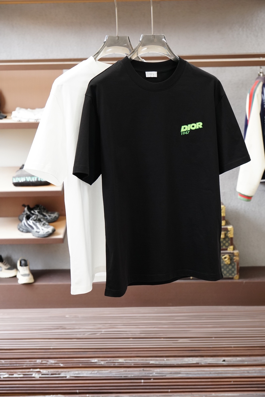 NO:735916,, Dior Dior/2026 Spring and Summer Advanced Ready-to-Wear Mature Men The most classic solid color commuter versatile and handsome round-neck short-sleeved bottoming shirt. Consistently good fit. Imported original ultra-fine imported soft mercerized cotton. The fabric is soft and elastic. Men’s wardrobes are indispensable for basic bottoming shirts. They can be used to match various clothing anytime and anywhere to meet your daily needs. The fabrics and factories we choose are used by first-line brands. The clothing design is very simple and low-key.  Dear friends, hurry up and get it!  Sizes M-XX XL (model 173120 pounds M),, dior, dior, T-shirt,19860909、 Dior迪奥/2026春夏 高级成衣 熟男 最经典净色通勤百搭帅气的圆领短袖打底衫 一贯的好版型 进口原版超细进口柔软丝光棉.面料柔软 弹性细腻 男人的衣柜都少不了基础打底衫 随时随地都可以拿来搭配各种服饰 满足您日常生活需求 .我们所选择的面料及工厂都是一线品牌所使用的 ,衣服设计非常的简洁 ,很是低调的设计 亲们赶紧入手！尺码M-XX XL（模特173120斤M）,,dior,dior,T-shirt,,Men's clothing