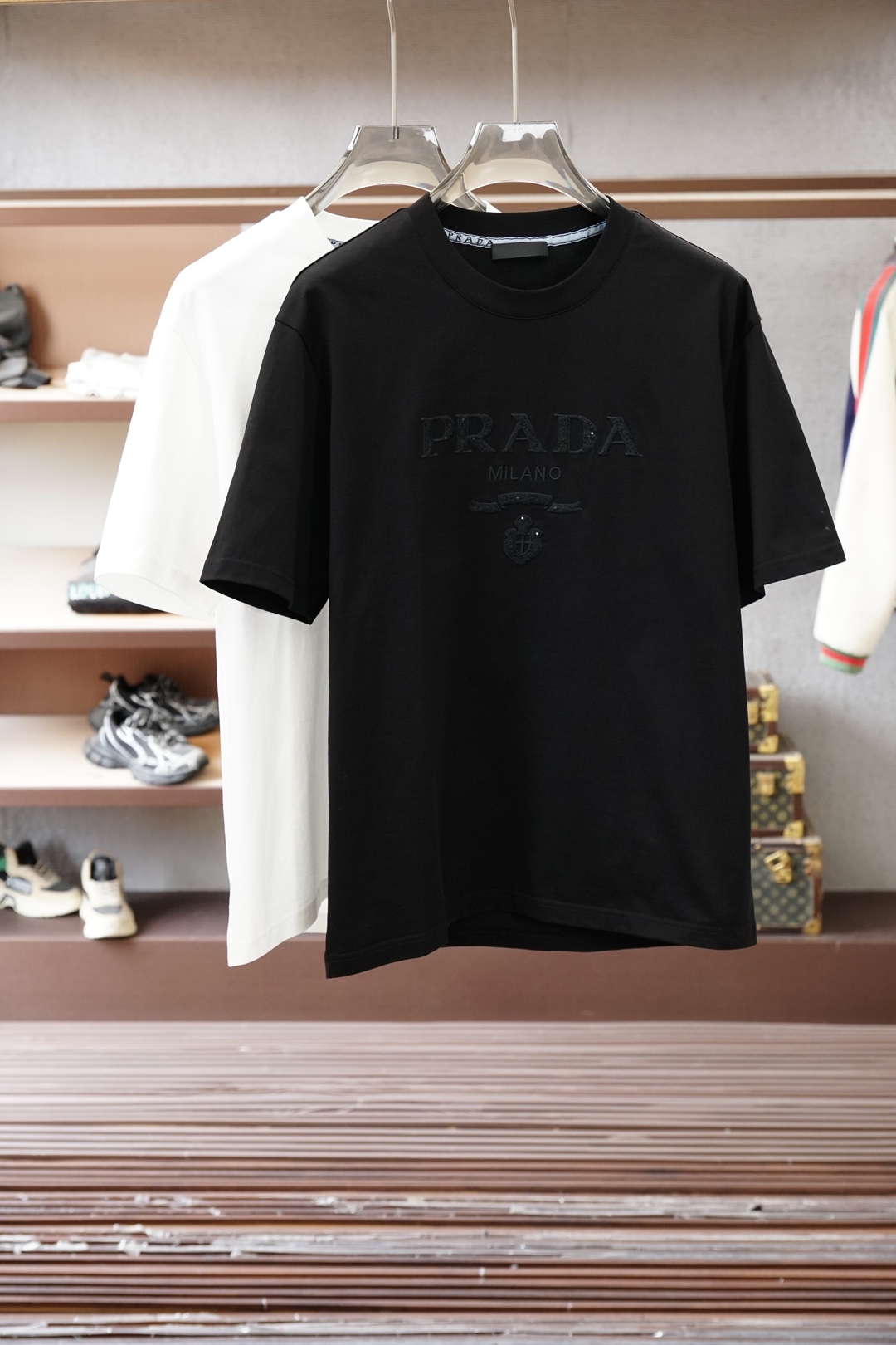 NO:735924,, Mouth_2026 Spring and Summer Advanced Ready-to-Wear Mature Men The most classic solid color commuter versatile and handsome round-neck short-sleeved bottoming shirt. Consistently good fit. Imported original ultra-fine imported soft mercerized cotton. The fabric is soft and elastic. Basic bottoming shirts are indispensable in men's wardrobes. They can be used to match various clothing anytime and anywhere to meet your daily needs. The fabrics and factories we choose are all used by first-line brands. The clothing design is very simple and low-key.  Dear friends, hurry up and get it!  Size M-XX XL (model 173120 pounds M),,Moncler,T-shirt,19860909、 蒙口_2026春夏 高级成衣 熟男 最经典净色通勤百搭帅气的圆领短袖打底衫 一贯的好版型 进口原版超细进口柔软丝光棉.面料柔软 弹性细腻 男人的衣柜都少不了基础打底衫 随时随地都可以拿来搭配各种服饰 满足您日常生活需求 .我们所选择的面料及工厂都是一线品牌所使用的 ,衣服设计非常的简洁 ,很是低调的设计 亲们赶紧入手！尺码M-XX XL（模特173120斤M）,,Moncler,T-shirt,,Men's clothing